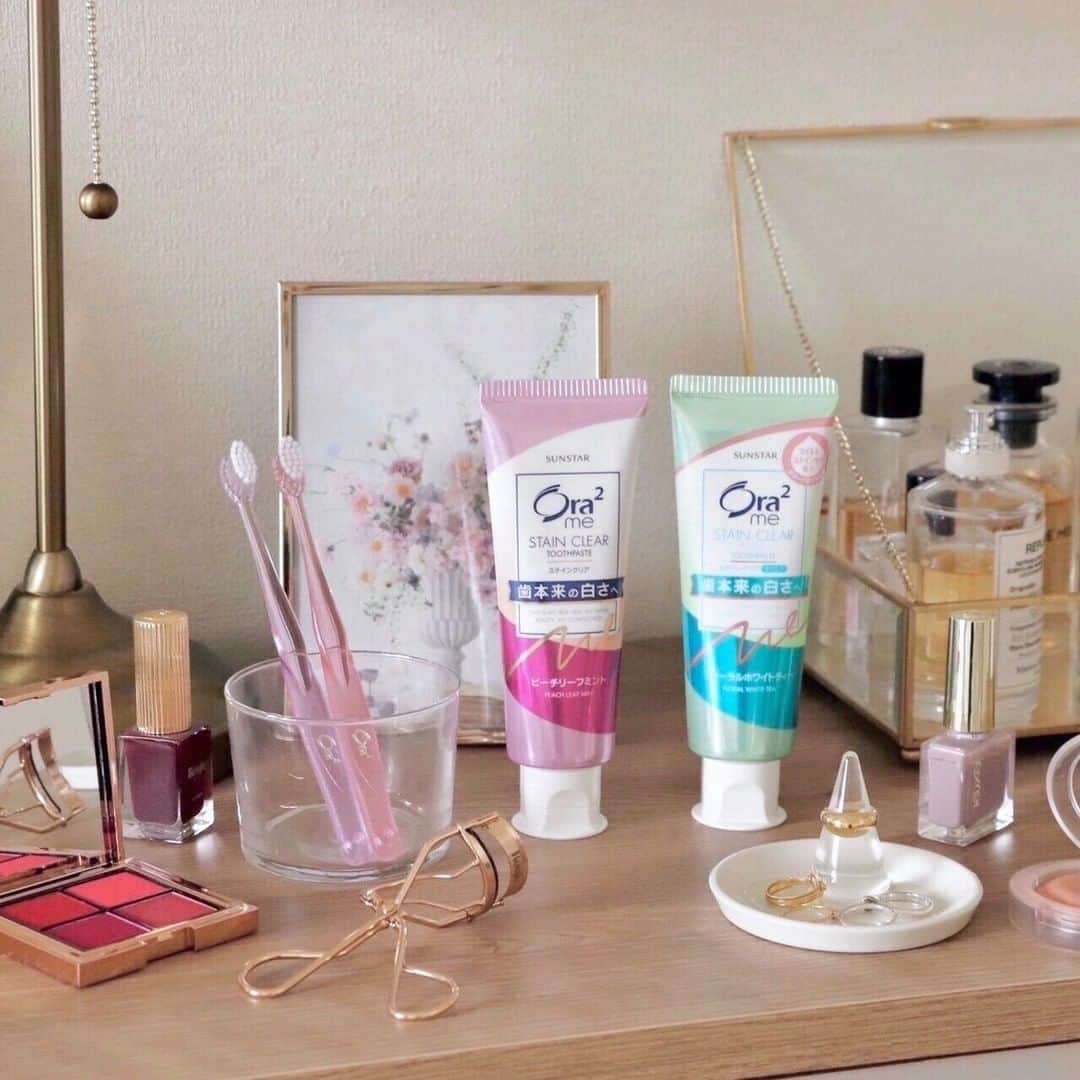 のインスタグラム：「オーラツーミー ステインクリア ペーストの人気のヒミツ…🤫 そのひとつは、☘️ちょうどいいミント感☘️！刺激が強すぎず、でもスッキリ✨な爽快感がいいんです😍使いたくなった！という人はぜひいいね♡してね！  #Ora2 #Ora2me #オーラツー #オーラルビューティーケア #オーラツーミーステインクリアペースト #ハミガキ #オーラルケア #フレーバー #ピーチ #ミント #歯ブラシ #息ケア #セルフケア #さわやか #美意識 #女子力 #美容好き #アクセサリー #置き画 #おきがくらぶ #コスメ #化粧 #夏 #物撮り #美容マニア」