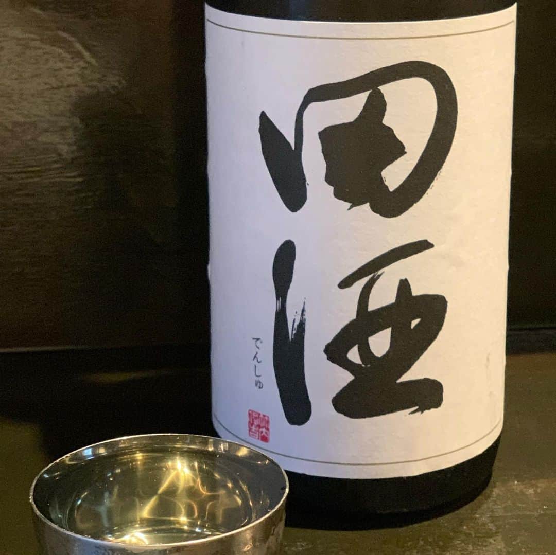 くろさんのインスタグラム写真 - (くろInstagram)「💴 やっとこさ定額給付金が振り込みされたので🍶 ってか、どんだけ時間かかってんねん😑 しかも、GoToキャンペーン東京除外って😱 なんか、不公平感ハンパないんですけど😤 #がんばれ飲食店 #地元のお店 #醸し人九平次 #而今 #田酒 #まぐろ石司 #刺身盛り合わせ #シャモロック #レバー砂肝焼き #すだち蕎麦 #手打ち蕎麦 #おごちそうさまでした」7月17日 19時00分 - m6bmw