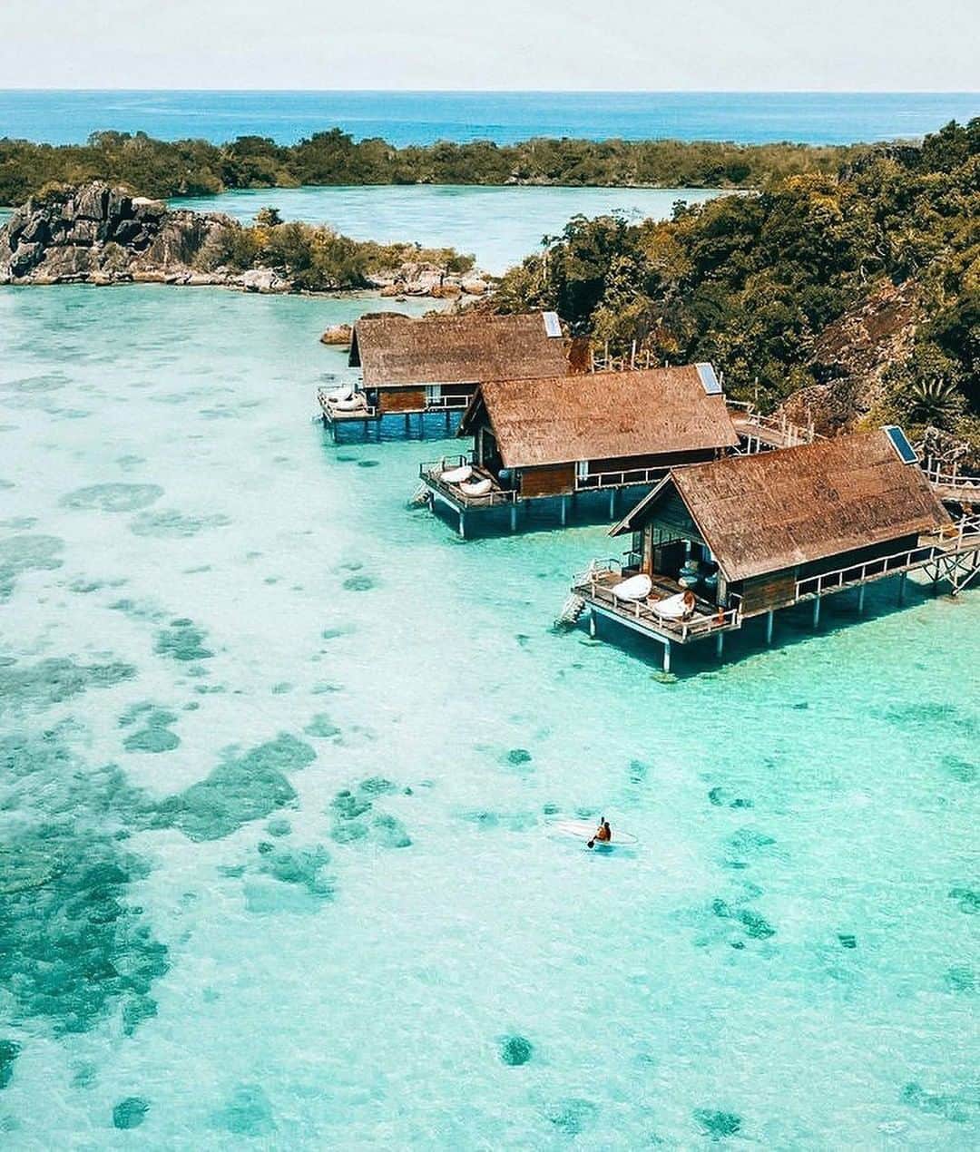 Discover Earthさんのインスタグラム写真 - (Discover EarthInstagram)「"Postcards from Bawah🍉" A stunning island that you see very often in postcards of tropical paradise, Pulau Bawah is a sight to behold off the coast of Indonesia. The waters are so clear that you don’t even need to dive to see marine wildlife gliding about the coral reefs. Enjoy swimming, snorkelling and scuba diving in the sparkling azure sea, or just walking along the coast ! 🇮🇩 #discoverindonesia Image by @ninjarod   #indonesia #bawah #islandlife #house #earthhouse」7月17日 19時01分 - discoverearth