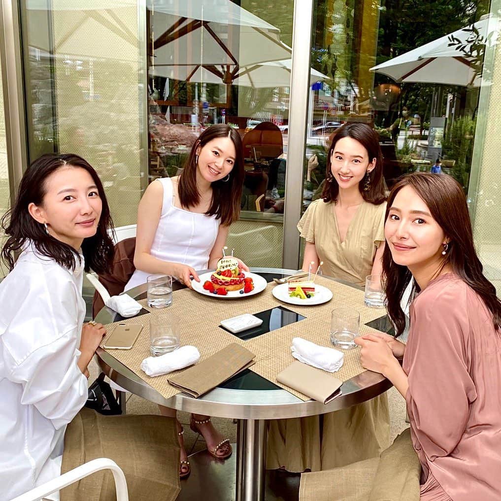 松原汐織のインスタグラム：「with @izumi.sawada @macomyu @rsk_0315  ・ 数日前の出来事ですが、まゆちゃん出産頑張ってね！の会👶🏻🎉 ・ 久しぶりの再会がそれはそれは嬉しくて😊 風が心地良いテラス席で、 それぞれが得意なことを教え合い情報交換をしたり、他愛もない話でケラケラ笑いあったり。 同業４人が集まるって中々ないので色々な話をして🍃 ・ 「女子会って何でこんなに楽しんだろう〜」と浸っていたら、婦人会だと訂正されました🤣 ・ 気持ちが満たされていく様な、穏やかで幸せな時間を過ごすことが出来て、エネルギーチャージされた婦人会でした🙋🏻‍♀️💗笑 ・ Dress / @mariha_official #mariha」