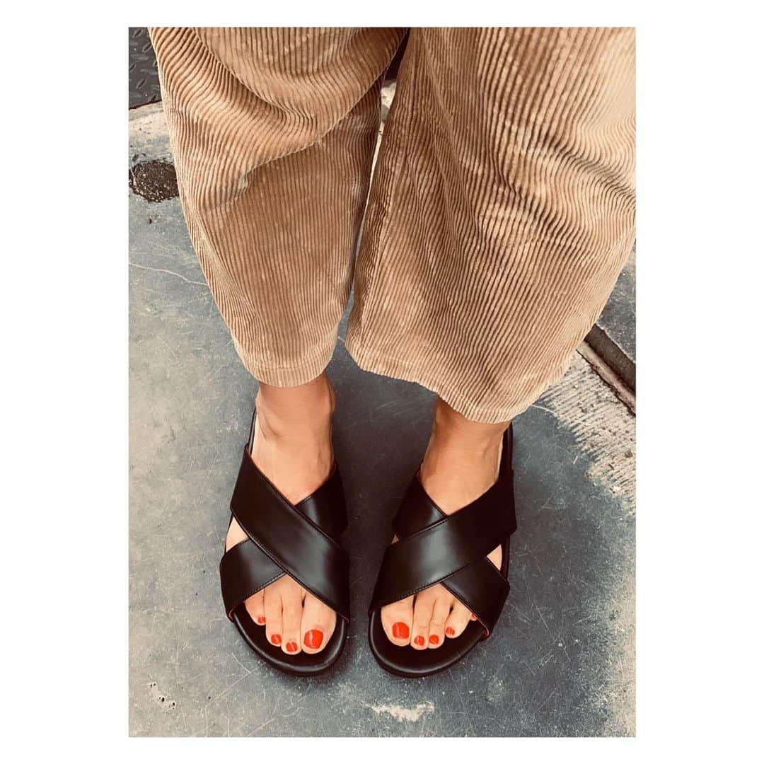 リカさんのインスタグラム写真 - (リカInstagram)「Weekend Sandals 🖤  #nailsdone #sandelson #happyfeet #simpleluxary」7月17日 19時02分 - rikastudios_