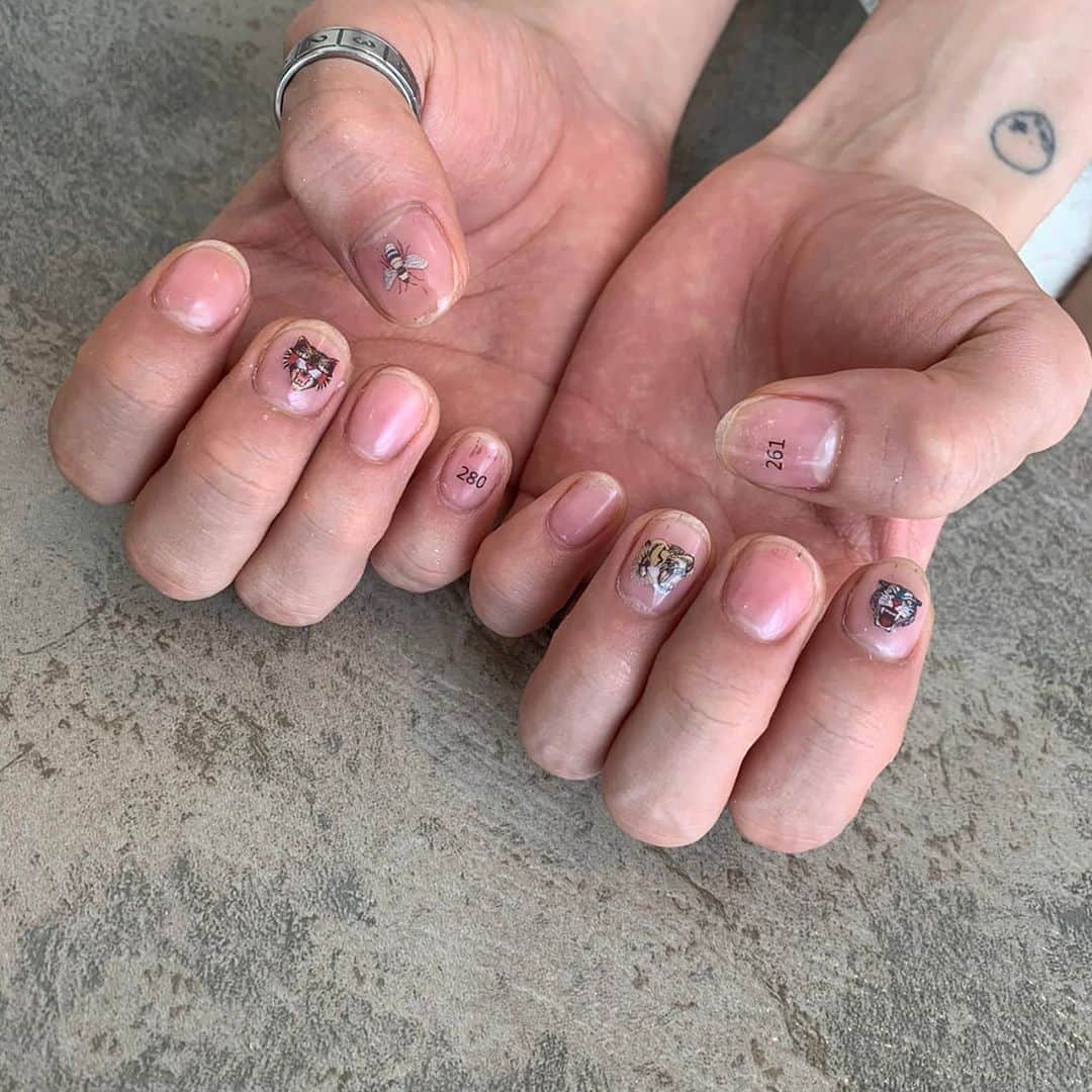 のインスタグラム：「今回はシンプルなネイルにしてきた～ 爪の内出血やばいの気にしないでw 『 Cherie  la  mer 』原宿店のsayaさんにやってもらいました!ありがとうございました!」