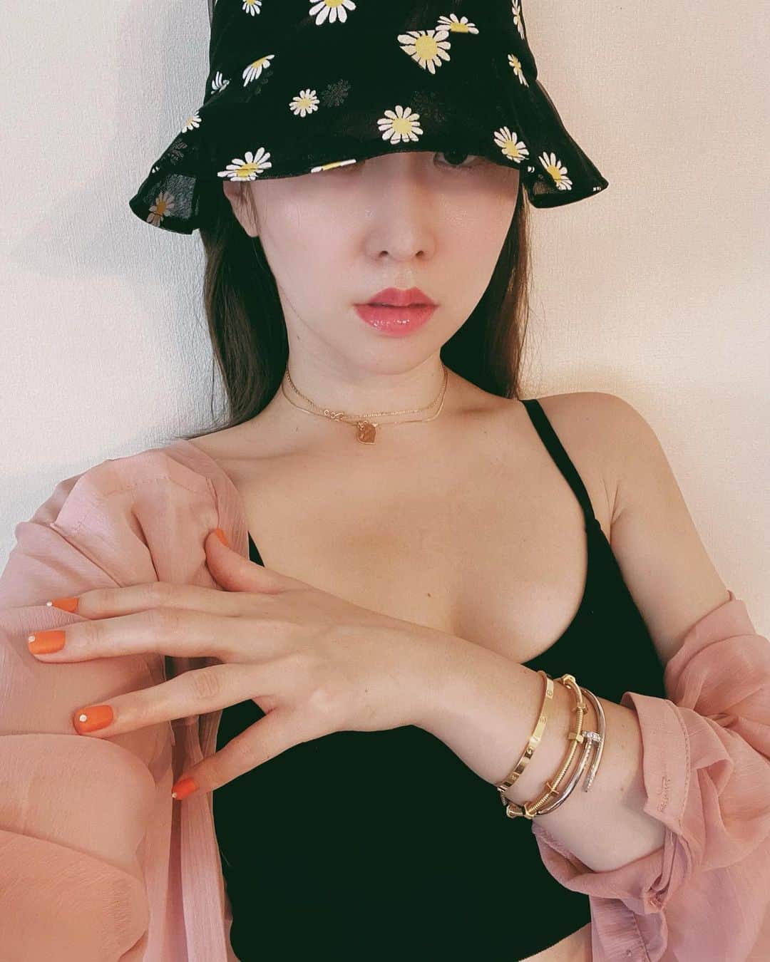 のインスタグラム：「💄💗  先日、@glow_artmake に 2回目のリップアートメーク いってきました。 前回の色がしっかり残って くれていたので今回は 好きな色をチョイス💗 私は肌に馴染んで すっぴんでもメイクした時でも 合うピンクにしました！ 縁取りもしなくて大丈夫だったので 今回は早く終わったし 全然痛みもなく終了💋  担当してくださったのは @glow.baba さん👩🏻  色決める時も丁寧に色味を 教えてくれたり最初から 最後までずーと優しくして いただいて🥺💕ありがとう ございました🥰💗  2.3年はもつみたいだけど 薄くなったら絶対また すぐいきたい💗  あんなに、グロスもってたのに 一切つかわなくなったよね😂 今はワセリンonly✌️  娘にもグロスがついちゃう💦 などの心配がなくなったりと 本当にやってよかった💗 . . . そしてかなり久々に #エスビューティークリニック　 でお肌もメンテナンスもできたよ💗 @dr.y.yumi 先生 いつもありがとうございます！ . . . . . #リップアートメイク #美肌活動」