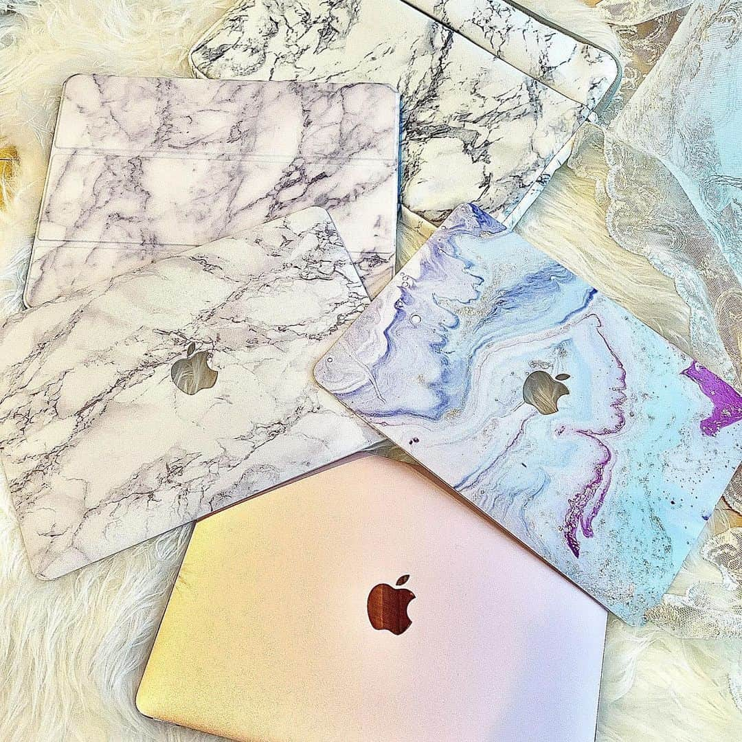 澤山璃奈さんのインスタグラム写真 - (澤山璃奈Instagram)「iPad Proのカバーを買ったのと同時に MacBook💻のカバーと iPadもMacBookも入るケースも購入しました💓🍎  iPadのカバーとケースはすぐ決まったんですが、 MacBookのカバーがどうしても一つに決められなくて…🤔🤣 いつか買い換える事もあるだろうと思って２つとも購入(とってもリーズナブルだったの)😂✌🏽  海外からの取り寄せだったので予定より2週間遅れたりで届くのを楽しみにしてました💙🛬  やっと届いた…❣️ と、思ったらなんとどちらも思った通りの可愛さで…笑🤣💕  案の定選べなかったので皆さんにアンケート答えてもらったら、 本当に若干ですが右側の💙💖の方が多かったのでこちらにしました😍  皆さんありがとうございました〜🥰  お家時間がますますhappyに💋🏠❤️ #ipadpro #macbook #大理石　#marble #マーブル #ipadケース #iPadカバー　#macbookカバー」7月17日 19時11分 - rinasawayama