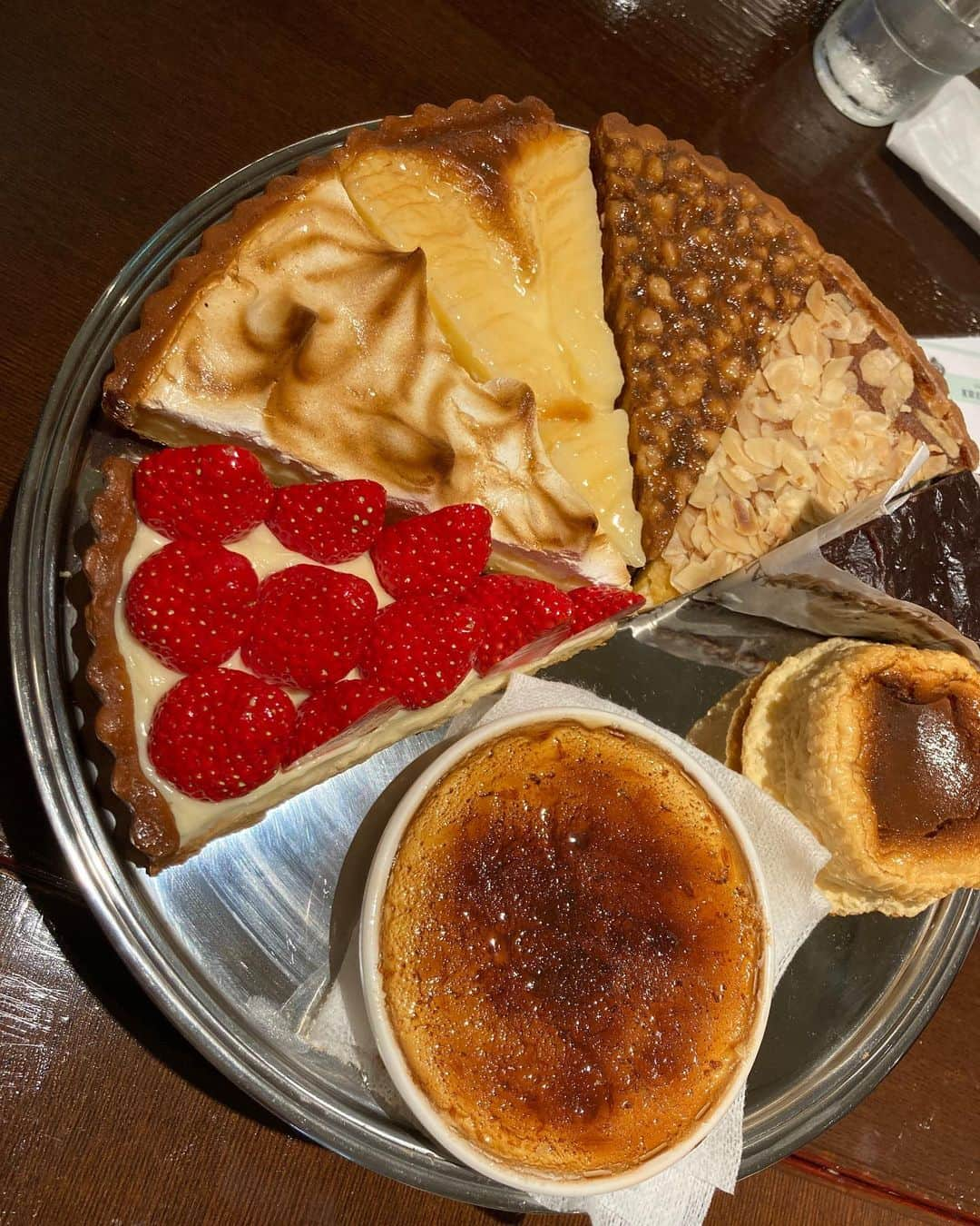 佐伯日菜子さんのインスタグラム写真 - (佐伯日菜子Instagram)「毎日ケーキが食べられたら幸せって思うけど、たまにだからこんなにおいしくて幸せで特別なんだと思う。 実はこれめちゃくちゃよく出来た #サンプル  2枚目は本物 #ケーキ #cake  #いちご  #モンブラン  #auxbacchanales  #幸せ  #sweets」7月17日 19時11分 - hinakosaeki