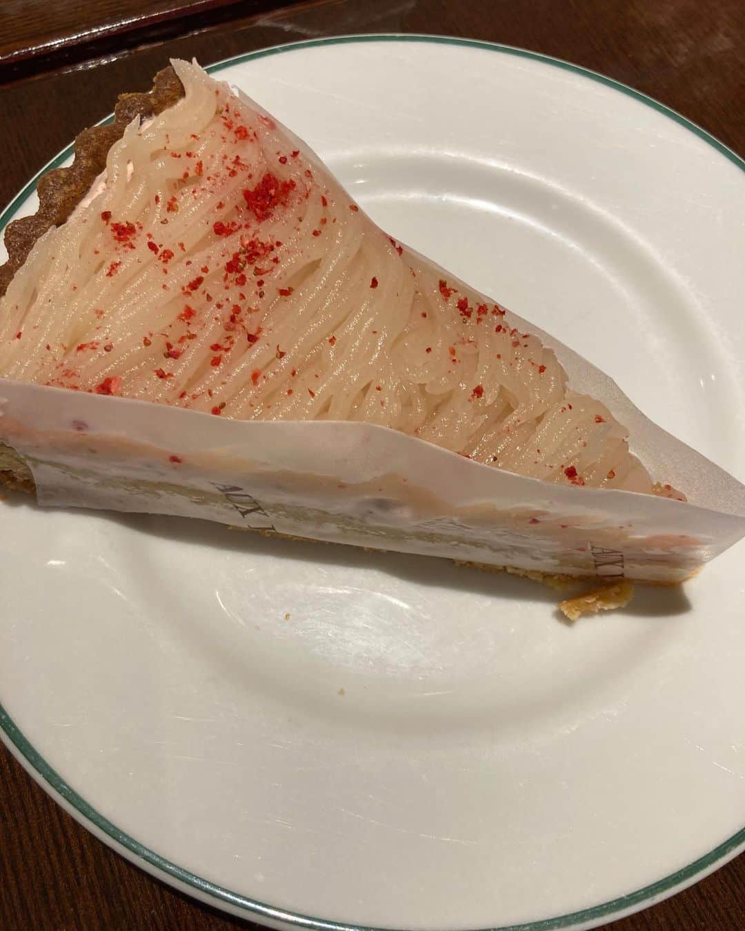 佐伯日菜子さんのインスタグラム写真 - (佐伯日菜子Instagram)「毎日ケーキが食べられたら幸せって思うけど、たまにだからこんなにおいしくて幸せで特別なんだと思う。 実はこれめちゃくちゃよく出来た #サンプル  2枚目は本物 #ケーキ #cake  #いちご  #モンブラン  #auxbacchanales  #幸せ  #sweets」7月17日 19時11分 - hinakosaeki