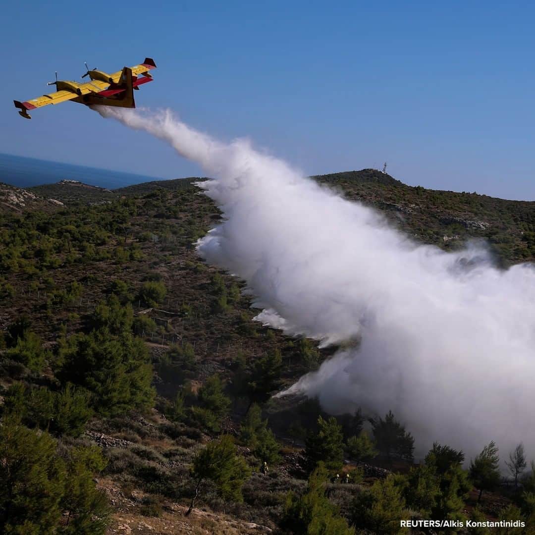 ABC Newsさんのインスタグラム写真 - (ABC NewsInstagram)「A firefighting plane makes a water drop as a wildfire burns near the town of Lavrio, Greece. #wildfire #plane #greece」7月17日 19時11分 - abcnews