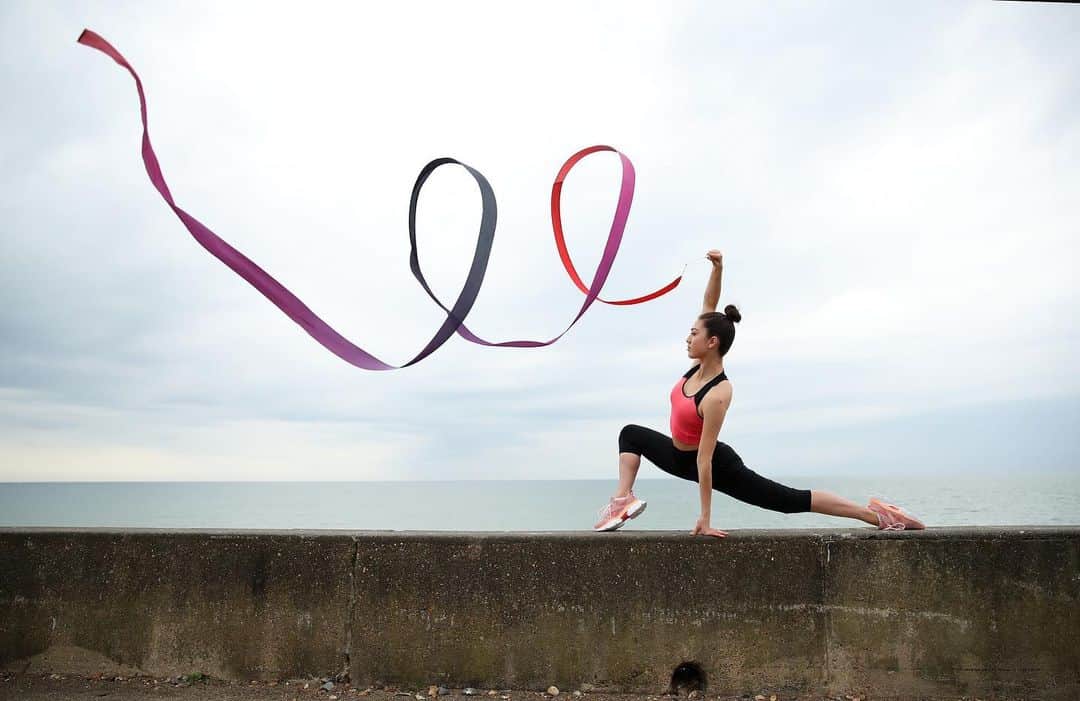 リン・ハッチソンのインスタグラム：「Teaching my last online class for a while tomorrow with @istaracademy 🌟 • ADVANCED CLUBS HANDLING SATURDAY 18TH JULY 2PM • Book at www.i-staracademy.co.uk/classes link also in my bio. • We will do a mixture of coordination exercises, basic handling made more difficult, sequences and tricks/ADs. 🤗 See you soon! • #istaracademy #rhythmicgymnastics #olympian」