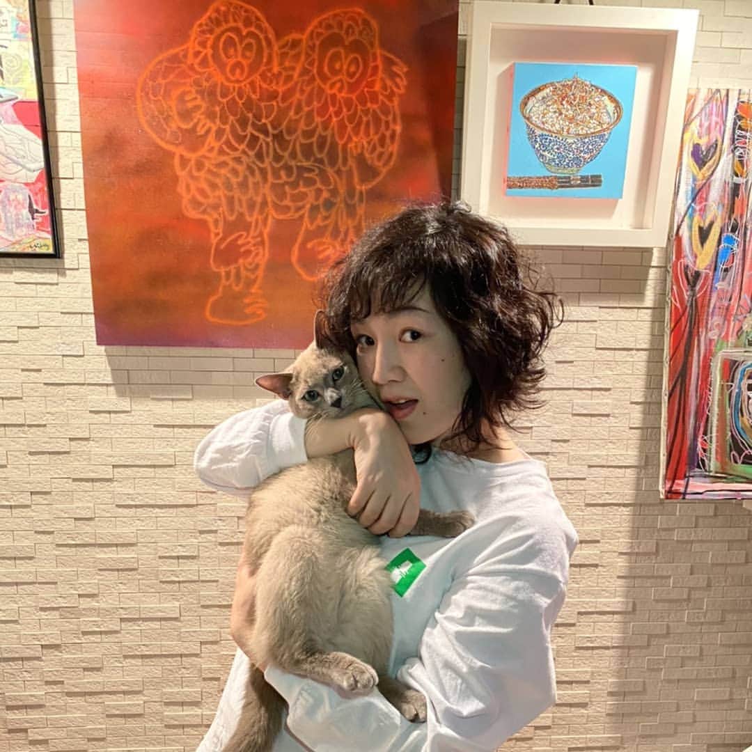 のインスタグラム：「今夜の #blockfm #shibuyaOIRAN warm up radioは「進化」をテーマに、私の自宅から選曲します。後半トークゲストには #りんご音楽祭 からdj sleeperこと古川陽介くんをお迎えします〜☔縁のある #恵比寿Batica ロンTも着用してみましたよ🍎アーカイヴでも是非聴いてくださいね。」