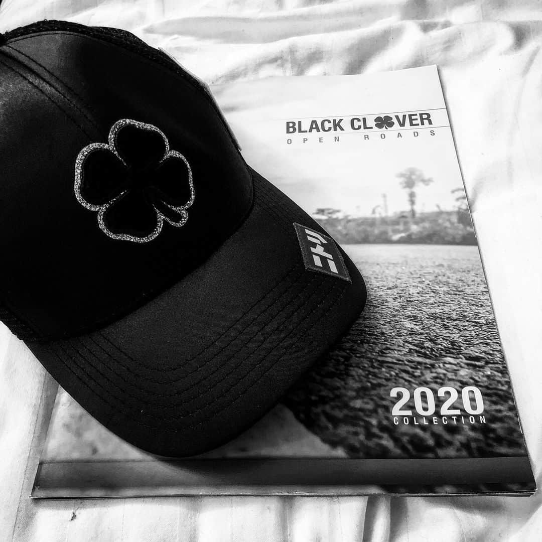 岡山絵里のインスタグラム：「. 2020年#blackclover キャップで プレーします🥺🍀 #めちゃくちゃ種類多い #バイザー幅高め #つば広め #小顔効果期待。笑 カーキ可愛い😍 @blackclover_jp」