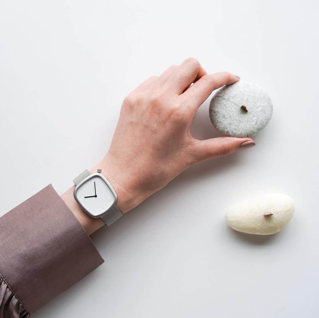 haconiwa / 箱庭さんのインスタグラム写真 - (haconiwa / 箱庭Instagram)「小石からインスピレーションを受けてデザインされた「Pebble Watch」が美しい〜！﻿ ﻿ スカンジナビアのビーチで見かける小石のように、自然が創り出す有機的でオーガニックな形状が特徴のPebble Watch。﻿ ﻿ これまでにルイスポールセンやプーマ、 ヘイ等とコラボレーションし、スカンジナビアで最も影響力のあるデザイングループの1つとして世界でも注目されているKiBiSiが監修したシリーズです。﻿ ﻿ デンマークブランドBERING（ @bering_japan ）から7/17(金)新発売！詳しくはhaconiwaの記事をチェックしてね。﻿ ﻿ https://www.haconiwa-mag.com/life/2020/07/bering/﻿ ﻿ #Sponsored #腕時計 #BERING #PebbleWatch #watch #デンマーク #KiBiSi #北欧 #シンプル #プロダクトデザイン #ギフト #プレゼント #腕時計コーデ #腕時計くら部 #腕時計好き」7月17日 19時18分 - haconiwa_mag