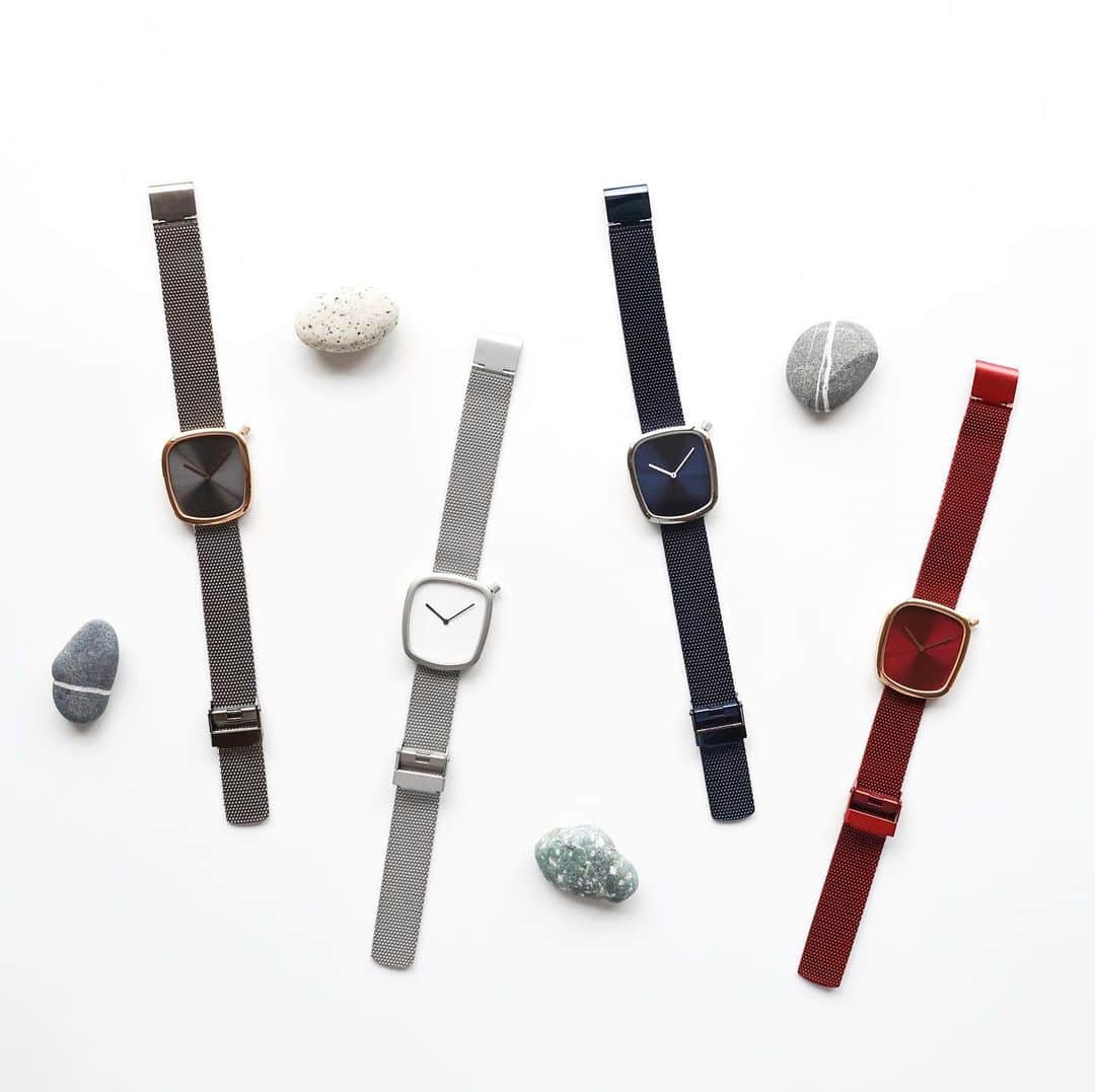 haconiwa / 箱庭のインスタグラム：「小石からインスピレーションを受けてデザインされた「Pebble Watch」が美しい〜！﻿ ﻿ スカンジナビアのビーチで見かける小石のように、自然が創り出す有機的でオーガニックな形状が特徴のPebble Watch。﻿ ﻿ これまでにルイスポールセンやプーマ、 ヘイ等とコラボレーションし、スカンジナビアで最も影響力のあるデザイングループの1つとして世界でも注目されているKiBiSiが監修したシリーズです。﻿ ﻿ デンマークブランドBERING（ @bering_japan ）から7/17(金)新発売！詳しくはhaconiwaの記事をチェックしてね。﻿ ﻿ https://www.haconiwa-mag.com/life/2020/07/bering/﻿ ﻿ #Sponsored #腕時計 #BERING #PebbleWatch #watch #デンマーク #KiBiSi #北欧 #シンプル #プロダクトデザイン #ギフト #プレゼント #腕時計コーデ #腕時計くら部 #腕時計好き」