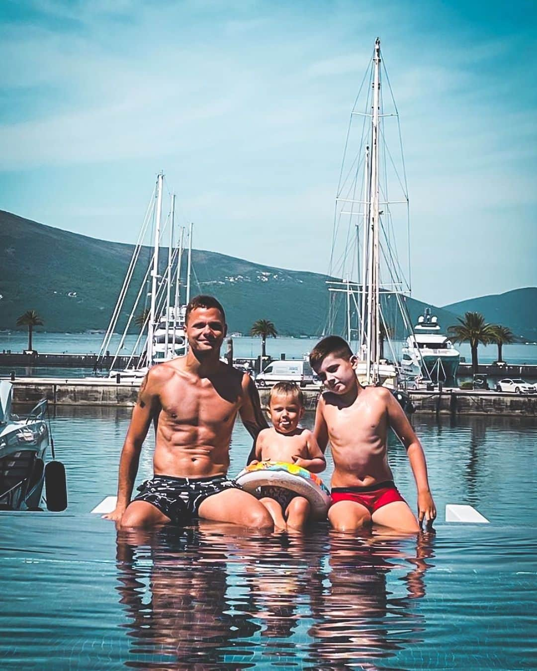 FCアウクスブルクさんのインスタグラム写真 - (FCアウクスブルクInstagram)「#VacayMode 🔛 ROT-GRÜN-WEISSE Urlaubsgrüße! 😎 #FCA #FCA1907 #fcaugsburg #Urlaub #Sommerpause」7月17日 19時18分 - fcaugsburg1907