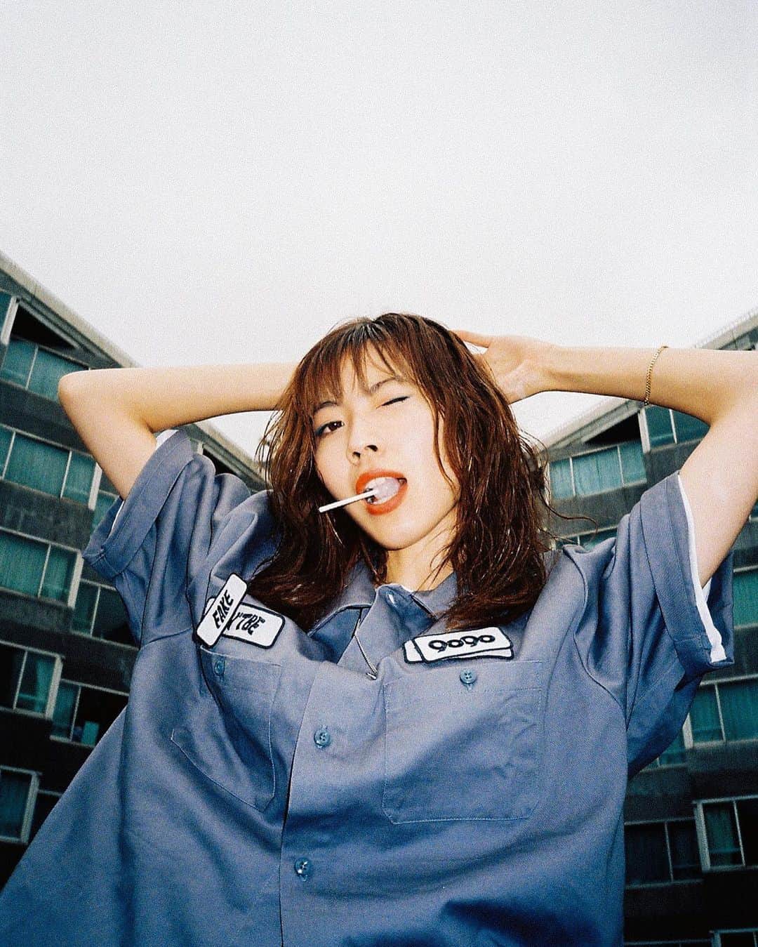 レイチのインスタグラム：「こないだ撮影してきたゼー✌🏻 お気に入りの何枚か😎❤️  @9090s_  photo by @uemura_mado  本日21時販売開始💐」