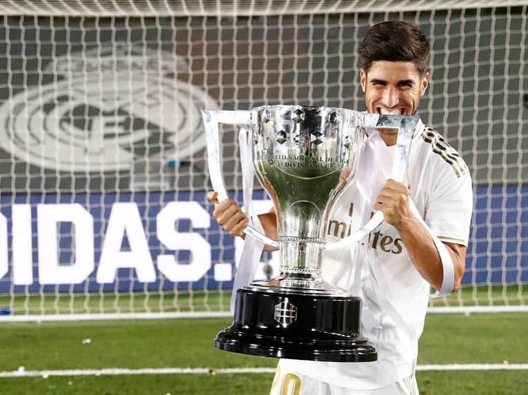 マルコ・アセンシオのインスタグラム：「La 34. Mi segunda. 🏆 Nos habéis hecho sentir vuestro apoyo desde la distancia. Por vosotros, madridistas. Historia que tú hiciste... historia por hacer. ¡VAMOS! The 34th. My second. 🏆 You have made us feel your support from far. For you, Madridistas.」