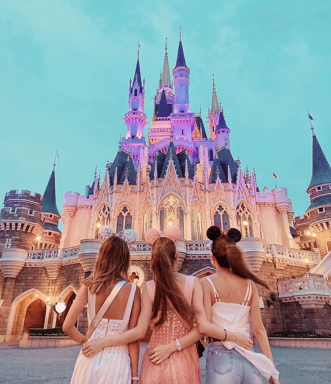 のインスタグラム：「Disney land楽しかったなぁ♥ こないだ行った時の😍 規制かかっていつもより人が少ないから、乗りたいものにほとんど乗れて嬉しかったー😭💖 レストランはやってない所も多くて、ワッフルが食べれなかったのが残念😿 #disneyland #TDL #mirror9」