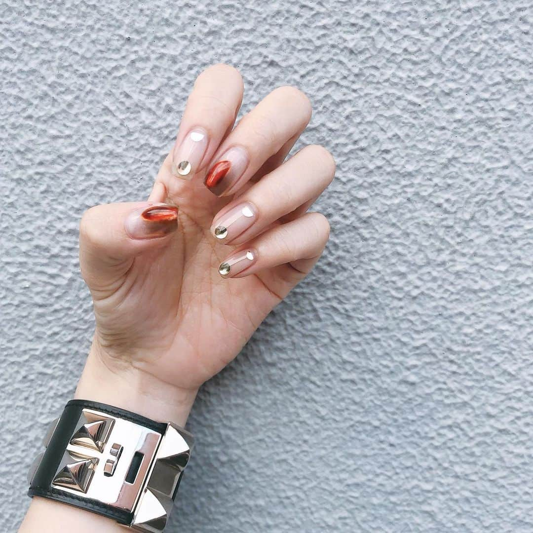 カオルコさんのインスタグラム写真 - (カオルコInstagram)「#nails  今回のニュアンスもすごく気に入った！  特に用事もないけれど、ビニール越しのネイル施術だけど、毎日に少しの楽しみを。  #fashion #hand #nuance #design #nailart #ジェルネイル」7月17日 19時25分 - ka_ruk_