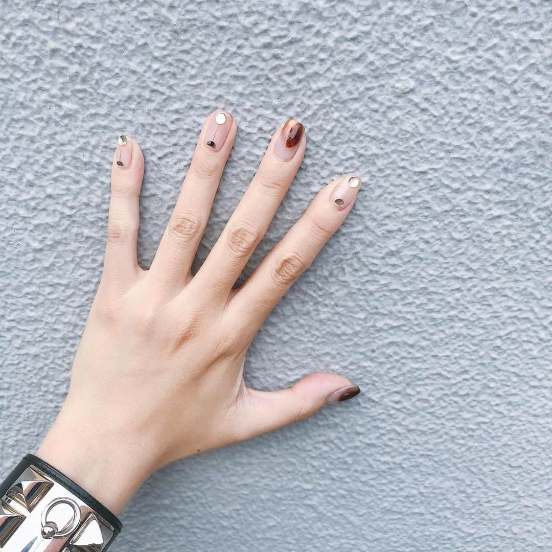 カオルコさんのインスタグラム写真 - (カオルコInstagram)「#nails  今回のニュアンスもすごく気に入った！  特に用事もないけれど、ビニール越しのネイル施術だけど、毎日に少しの楽しみを。  #fashion #hand #nuance #design #nailart #ジェルネイル」7月17日 19時25分 - ka_ruk_