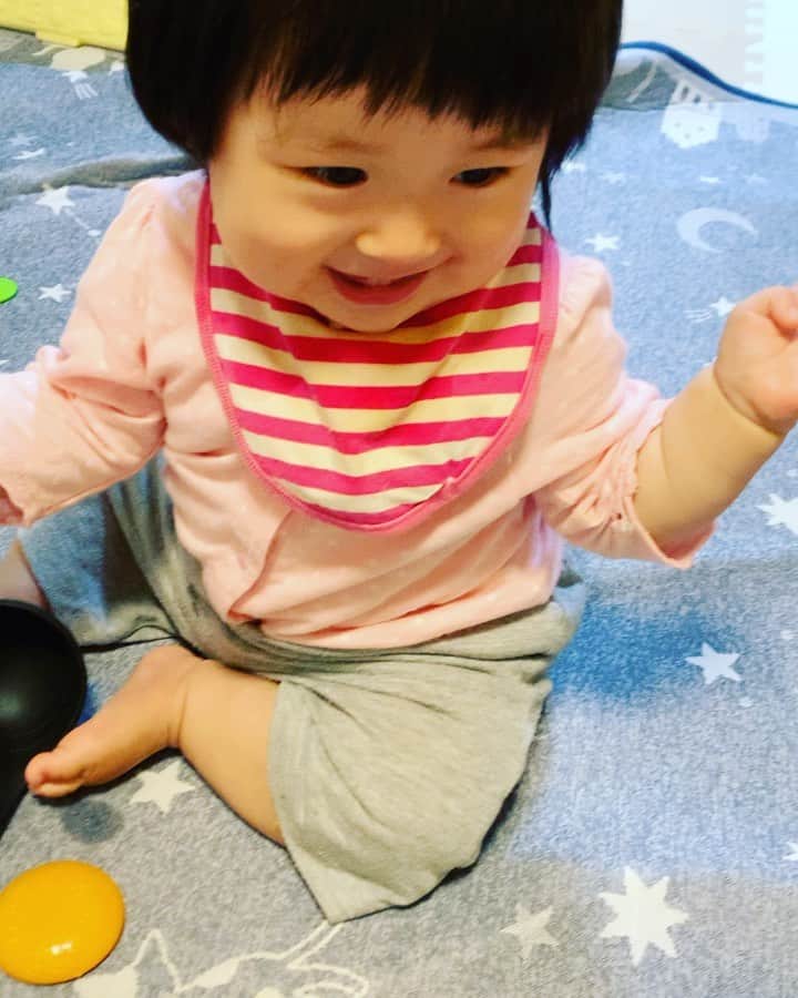 横山愛子のインスタグラム：「なんで首ふるの？？？ 最近やたらとふってる！😅😅 #7ヶ月」