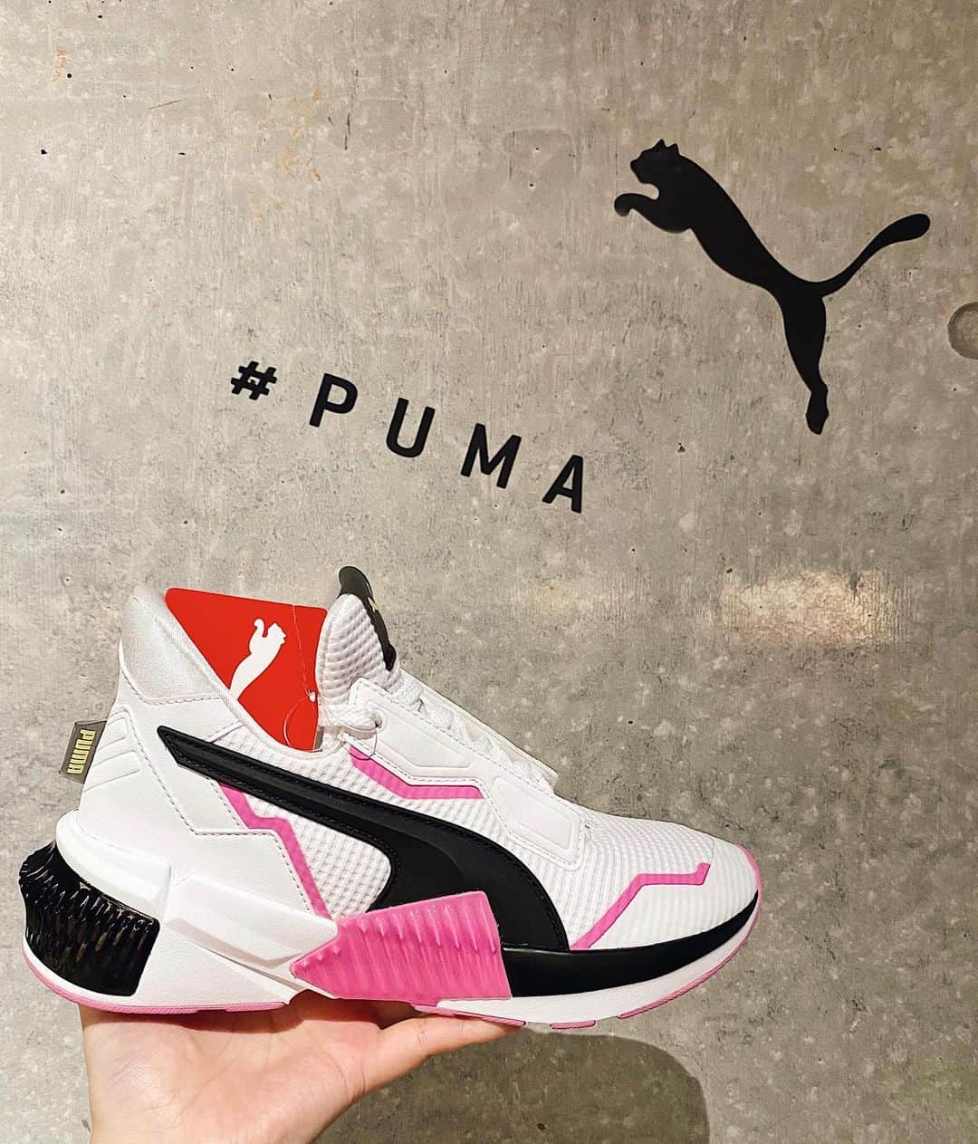 のインスタグラム：「.﻿ ［ Item ］﻿ ﻿ 安定性、快適性、グリップが特徴の﻿ PUMA「PROVOKE XT （プロヴォーク XT）」💎﻿ ﻿ 足の真ん中からかかと辺りにかけて﻿ しっかりフィットしてサポートしてくれる﻿ 構造となっているため、﻿ ワークアウト中のぐらつきを軽減してくれます◎﻿ ﻿ 見た目で少し重そう…？と﻿ 心配される方もいるかもしれませんが﻿ ミッドソールが軽いつくりとなっているため﻿ 履きやすいちょうど良い重さです🙆‍♀️﻿ ﻿ リスクを恐れずチャレンジする女性をサポートしてくれる﻿ ワークアウト向きのトレーニングシューズ！﻿ ぜひチェックしてみてね♡﻿ ﻿ ———————————﻿ ﻿ 👟プロヴォーク XT ウィメンズ﻿ 希望小売価格：10,450 円（税込）﻿ 商品番号：193784﻿ カラー：01 / 02 / 04﻿ 販売場所：一部店舗及び、プーマ公式オンラインストア﻿ @pumajapan  ﻿ ———————————﻿ ﻿ シューズにボリュームがあるため、﻿ ボトムスはシンプルなものを選ぶのが おすすめです😉﻿ ﻿ #PUMA﻿ #b_and_mag」