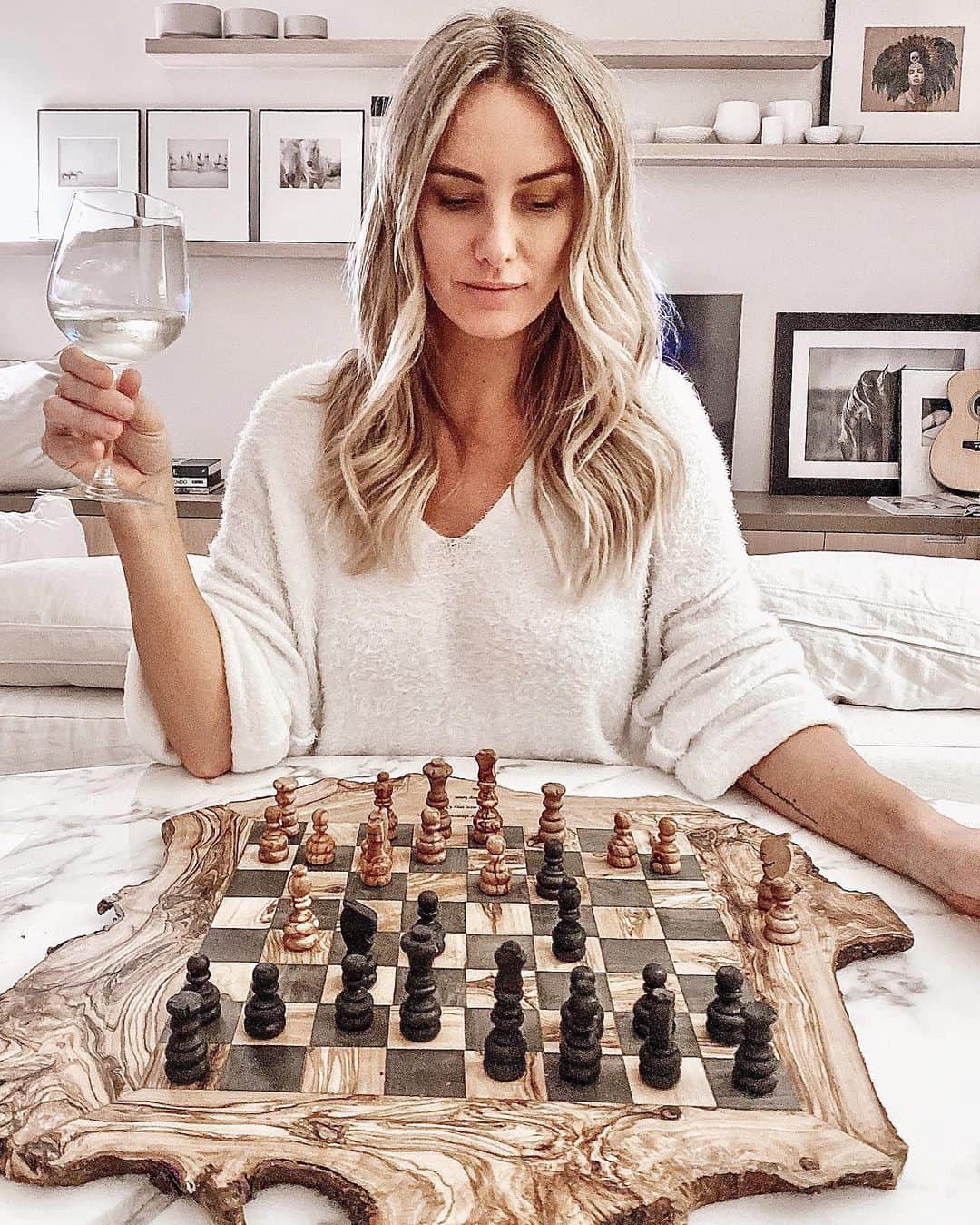 サマンサウィルスのインスタグラム：「I’m pretty sure this is not what my parents thought I would be doing with my Friday nights given that for the majority of Friday nights throughout the entirety of 1997 (....and ‘98) I was stealing alcohol (Malibu / Midori / Vodka) from their liquor cabinet and sneaking out to drink it with my mates at a local park..... 🤷🏼‍♀️♟」