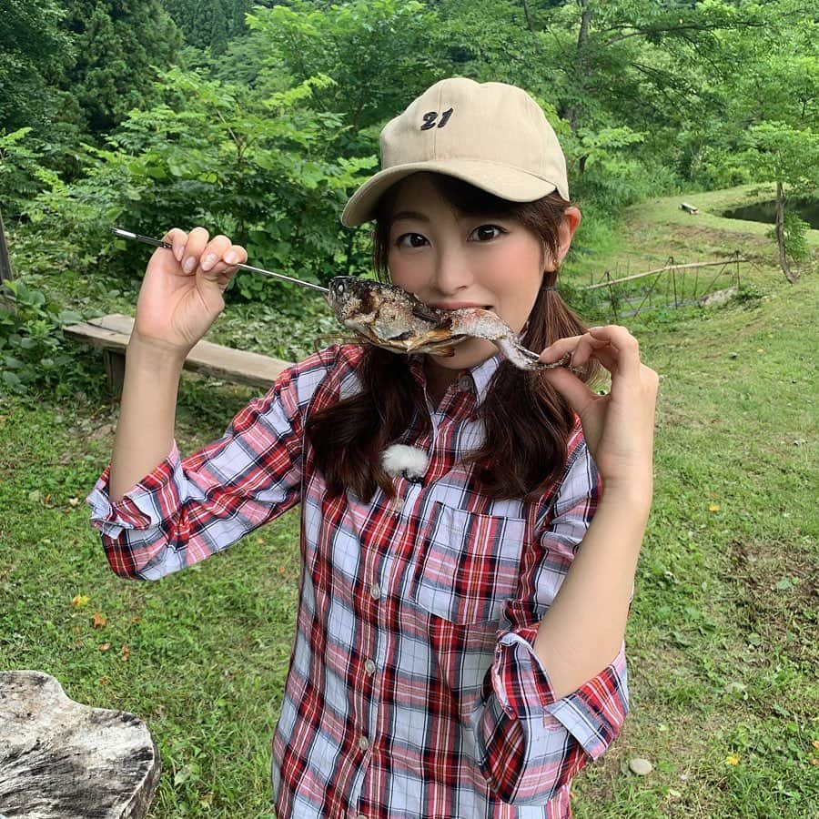 小宮山瑞季さんのインスタグラム写真 - (小宮山瑞季Instagram)「小谷村で自然体験～🌳🌱 釣りをして見事ニジマスをゲット👍❤ 塩焼きにしていただきました✩.*˚ 命をいただくありがたみと、自然の美しさを再認識した取材でした(ﾟOﾟ)🌼 放送は来週のこれダネッ！です！ ・ #土曜はこれダネッ #取材 #ニジマス #釣り #fishing #自然体験 #自然 #nature #おたり自然学校 #小谷村 #長野県 #otari #命を頂く #学びの日 #キャップ #21 #意味は不明です #久しぶり #ツインテール #ツインテール女子 #twintail #魚 #まるかじり #長野放送 #アナウンサー #小宮山瑞季」7月17日 19時41分 - komiyama_mizuki