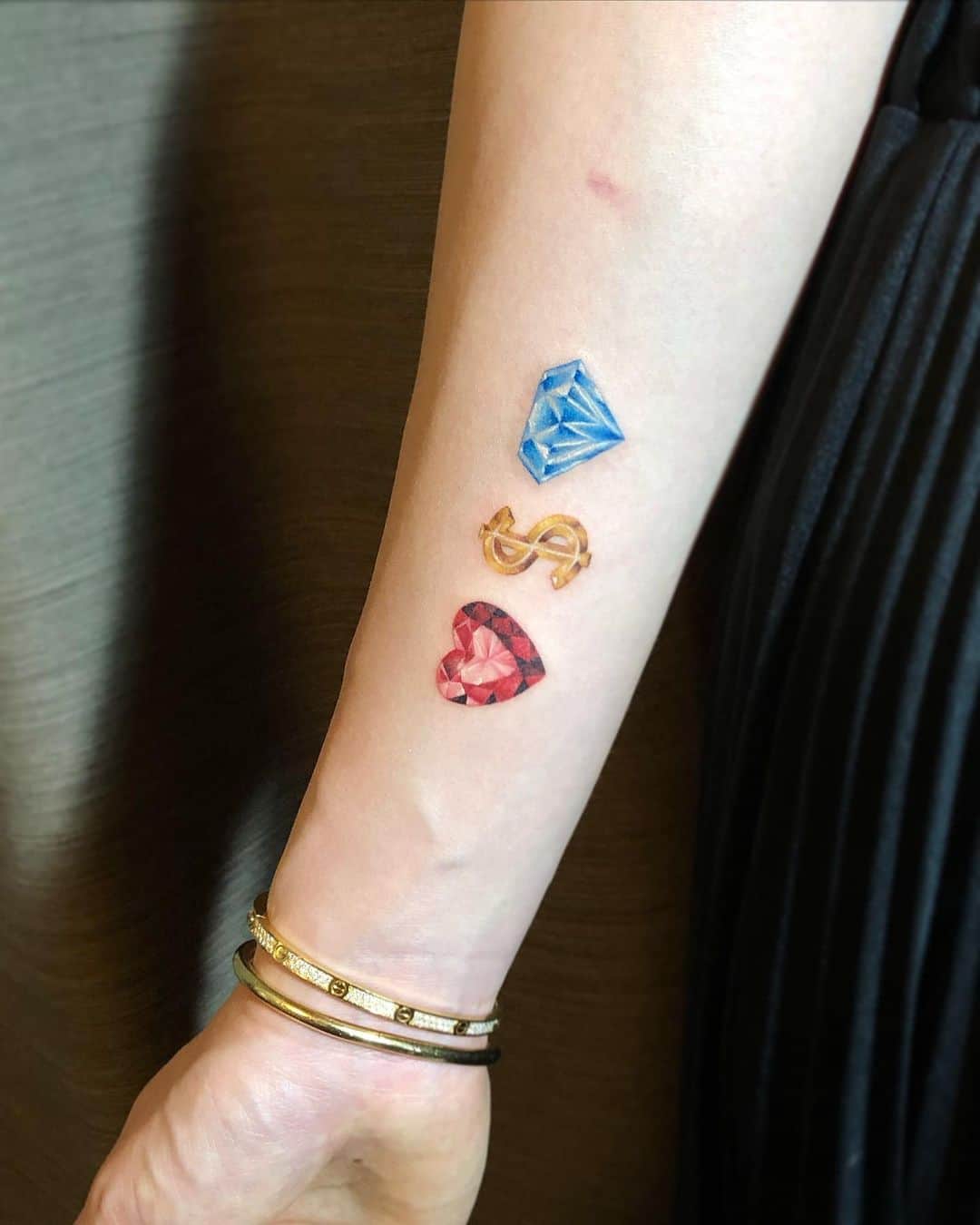 彫師美漸のインスタグラム：「❤️💲💎 ・ #美漸ガールズタトゥー　#Diamondtattoo #刺青 #彫師 #美漸 #彫師美漸 #海老名 #中目黒 #タトゥー #東京タトゥー #tokyo #tattoo #art #fashion #bizenart #bizen #문신　#Bizentattoo  #tattooer #tattooist #tattooartist #tattooart #tattooshop #japanesetattoo」