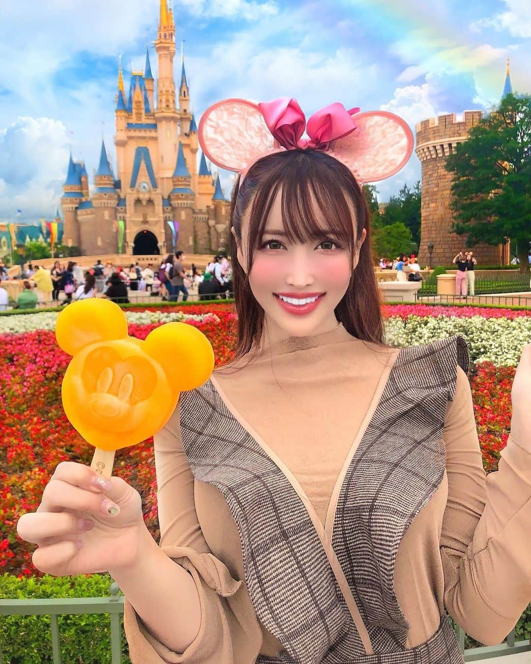 蘭子さんのインスタグラム写真 - (蘭子Instagram)「. . Tokyo Disney Land 🐭🌼💕🏰 . ディズニーランド、お友達が3日もかけてチケットを取ってくれたの🥺💓 . 人数制限があって私達は2時の枠 だったんだけど、 ファストパスも無くてビッグサンダーマウンテンも15分待ちとかでした😳🎠🎡🎢 . 夜になっても25分待ちとかで何回も乗っちゃった🤣✨ . 園内は飲食をしている時以外はマスク着用、 ソーシャルディスタンスを保って行動する感じです🚶‍♀️ . . それでもやっぱり夢の国はどんなときも夢の国でした🥰 . あと、寒いと予測して長袖で行ったらめちゃくちゃ暑くて、更にマスクも熱くて、熱中症になりそうになったからお洋服は脱ぎ着出来るものを着ていくと良いかも🥺 . あと靴は歩きやすいものを💓👟 . . . 👗 @selectshop.leeen  . #ディズニー#ディズニー好き#ディズニーコーデ#ディズニーシー#ディズニーランド#ディズニーカチューシャ#ディズニー好きな人と繋がりたい#カフェ巡り#新宿カフェ#映えスポット#インスタ映え#インスタ映えスポット#ポトレ #渋谷カフェ#原宿カフェ#表参道カフェ  #きょコ#今日のコーデ#ミッキーコーデ#ビジョビ#東京観光#東京カフェ#千葉カフェ#千葉カフェ巡り  #tds#tdl#tokyodisneyland#genic_japan #genic_mag#japanesegirl#tokyodisneyland」7月17日 19時33分 - xx_ranko_xx