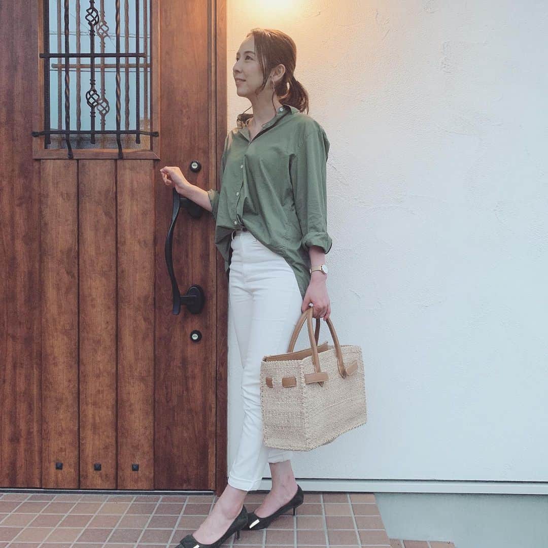若林翔子のインスタグラム：「.﻿ .﻿ 本日の私服&衣装はこんな感じでした😊﻿ こーんなにすましていますが﻿ ついさっきまでG(ゴキブリ)になっていました😂﻿→右にスワイプ💓 もちろん仕事ですよ、仕事！！！﻿ もーーー絶叫しっぱなしの若林でございました…﻿ ﻿ 来週のブレイク見てね😊﻿ ﻿ ﻿ ﻿ #ちょっとブレイクタイム　#ミヤギテレビ﻿ #キモい展　#キモダメシ展　#G #世界のG﻿ #絶叫　#とにかく鳥肌止まりません﻿ #ゾクゾクしたい人　#オススメだよ」