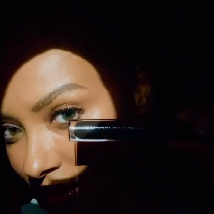 カテリーナ・グレアムのインスタグラム：「Want to know the trick behind my brows? It’s @lorealParis’ Unbelievabrow. Brows for daysss. No really! It lasts up to 48 hours! Water proof, no smudge, sweat resistant and it comes with a two sided brush so I can shape my dream brow 😍Tada magic! Obsessed.🐰🎩🥰 #loreal」