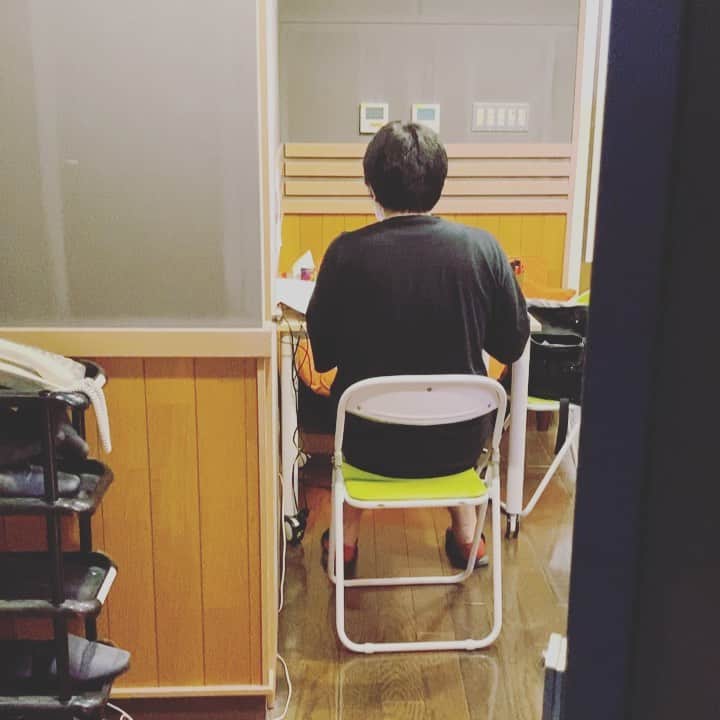 阿部真央のインスタグラム：「ラジオ直前まで焦って試行錯誤しているディレクター。 毎週金曜20時から「阿部真央のゴチャゴチャらじお」ってラジオやってます🤤 今日も楽しく喋ります。  #阿部真央 #ゴチャらじ #fmfuji」