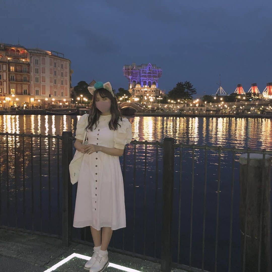 のインスタグラム：「久しぶりのディズニーシー🤍﻿ ﻿ 噂に聞いていたよりもしっっかりとソーシャルディスタンスを保つための工夫がされていて、﻿ 安心して1日楽しむことが出来ました🥰﻿ ﻿ #東京ディズニーシー #東京ディズニーリゾート #ディズニーシー #ディズニー #disney #disneysea #ディズニーコーデ #ホワイトコーデ #ジェラトーニ #ジェラトーニコーデ #fashion #instalike #instagood #ootd #ootdfashion #オールホワイト #オールホワイトコーデ #インナーピンク #アイドル」