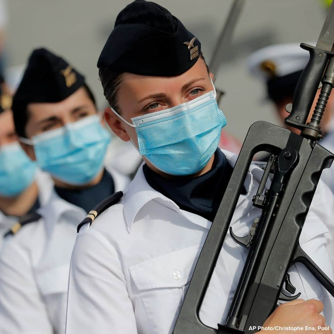 ABC Newsさんのインスタグラム写真 - (ABC NewsInstagram)「Soldier wore face masks prior to the Bastille Day parade in Paris, France.  The usual grandiose military parade was redesigned this year to celebrate heroes of the coronavirus pandemic. #bastilleday #soldiers #facemask #coronavirus」7月17日 19時44分 - abcnews