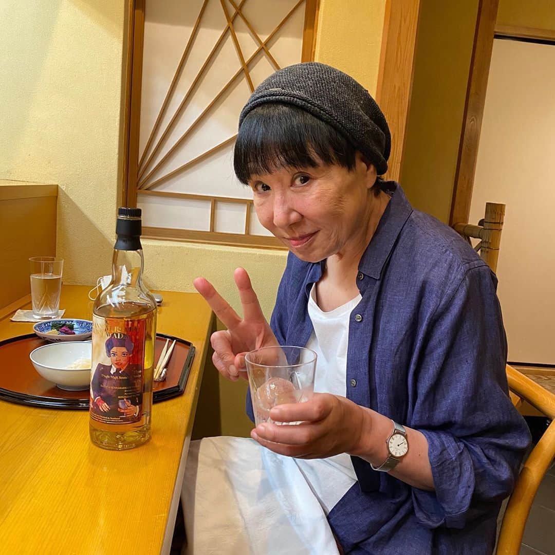 和田アキ子さんのインスタグラム写真 - (和田アキ子Instagram)「あれ以来、1カ月弱ぶりの外食😊 やっぱり、このお酒は上手い😊✨ なぜなら、自分のラベル👍👍💕 考えてみれば❓このお酒を飲む人は勇気がいる⁉️かもね😝😜😛😊 アハハ😊😊😊😊😊 #ako50th #外食」7月17日 19時44分 - ako50th