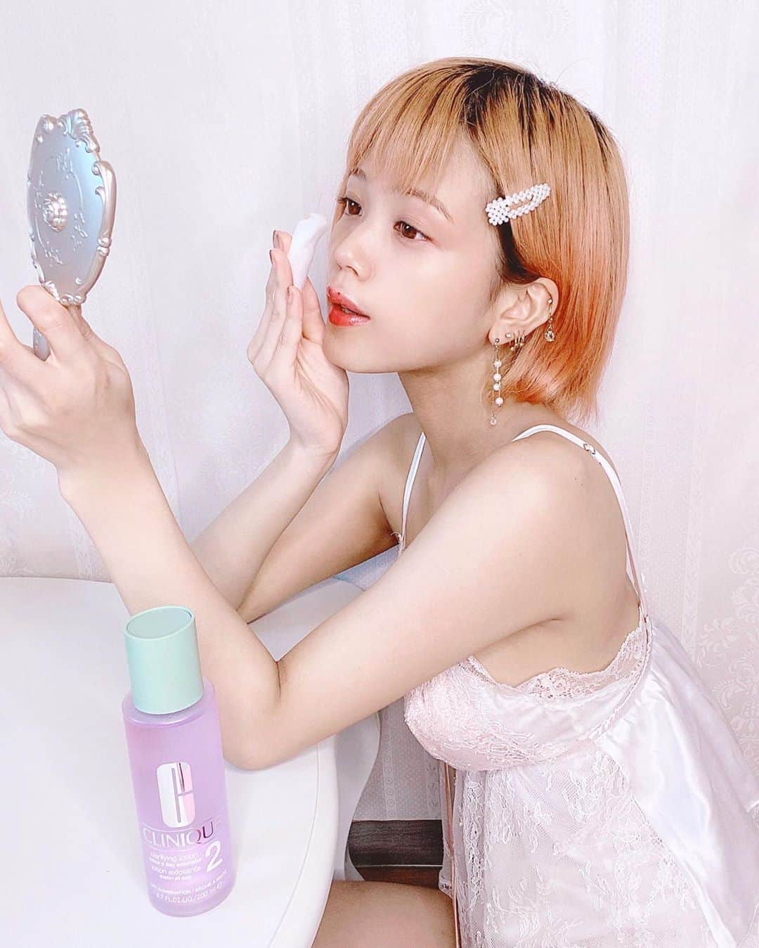 のインスタグラム：「🛁🚿💎﻿ ﻿ 最近のスキンケア事情。﻿ ﻿ ﻿ わたしは乾燥肌なので﻿ 洗顔はお水かお湯だけにしているのですが、﻿ 夏場はどうしてもざらつきが気になるので﻿ 朝やメイク前にふき取り化粧水を使います。﻿ ﻿ ﻿ 今年はマスクでの負担が大きいらしく﻿ 余計にざらつきが気になってたのですが、﻿ クリニーク﻿ @cliniquejp の クラリファイングローションを﻿ 数週間試してみたところ﻿ かなり良かったのでおシェアするね🥰﻿ ﻿ ﻿ とにかくメイクのりがよくなる！﻿ そしてさっぱりするのに潤ってる！﻿ 2枚目にhow to動画を載せてるのですが、﻿ 特に気になるTゾーンを中心に使ってます。﻿ ﻿ ﻿ 専用のコットンも一緒に使うと﻿ より効果的とのことで試してみたのですが、﻿ 大きさと柔らかさが調度よく、﻿ 今まで適当なコットン使ってたので﻿ 余計にびっくりしました。﻿ ﻿ ﻿ クラリファイングローションセットも﻿ 発売してるみたいです。﻿ 先日ストーリーにあげたら﻿ 早速げっとされた方がいたみたい。﻿ お役に立てて嬉しいな💎﻿ 肌のタイプや悩みに合わせて﻿ いくつか種類があるから調べてみてね。﻿ （わたしは乾燥肌〜混合肌用の2番です）﻿ ﻿ ﻿ ﻿ #クリニーク﻿ #クラリファイングローション #ふき取り化粧水 #PR #スキンケア #乾燥肌 #混合肌」
