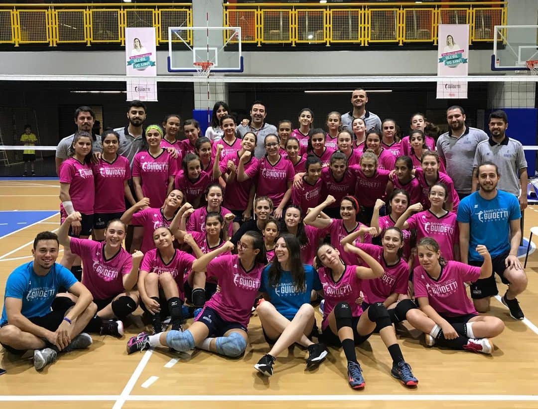 バハル・トクソイのインスタグラム：「Kızlaar yarın bize gelsenize! 🙋🏼‍♀ Bu seneki kamp ile ilgili planlarımızı, geride bıraktığımız bir sene boyunca neler yaptığımızı, salgının voleybol dünyasındaki etkilerini, sporcular ve sporcu aileleri olarak normalleşme sürecinde nelere dikkat etmemiz gerektiğini konuşur, Giovanni ve Saim hoca ile birlikte sorularınızı yanıtlarız. Saat 18.00’de düzenleyeceğimiz online söyleşiye katılmak isteyenler için detaylar ▶️ @bahartoksoyguidettiacademy ‘de.」