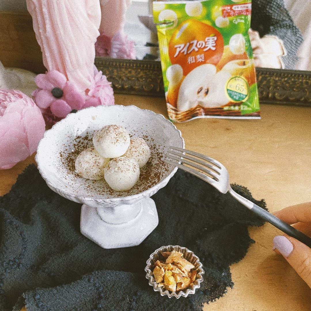 佐々木茜さんのインスタグラム写真 - (佐々木茜Instagram)「. . . 今日のおやつ🍨 . . アイスの実　@icenomi_jpn 和梨🍐に シナモンとクローブかけて spiced pear風☺️🍐 . アイスの実ってツルツル、カリシャリの表面なのに かじると中はなめらか〜なジェラートだから パウダーがよく絡む🥺 梨の果汁たっぷり入ってて濃厚なのにさっぱり🥺 おいしい大好き🥺 . 今はほぼリモートワークなので、 プチリセットのために おやつ時間は欠かせないのですが、 お皿に乗せたりなにか足したり 準備をする時間がすごく楽しい🧐 そのままぱくって一粒食べるのも もちろん美味しいですが☺️🍐 . 7/22(水)15:30-(お八つ時ですね) からライブ配信するのでよかったら見てください🍐 おやつはアイスの実🍐 . . 今日着てるvintageのドットワンピースといい、 パールのヘアピンといい、 丸が多いな〜⚪️⚪️⚪️ アイスの実コーデだな〜⚪️⚪️⚪️ . . #PR #アイスの実 #プチリセット  #アイスの実でおうちリフレッシュ」7月17日 19時57分 - akane_madder2