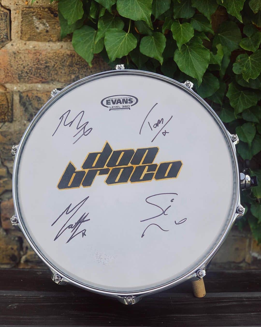 Don Brocoさんのインスタグラム写真 - (Don BrocoInstagram)「‪Today we’re launching a prize draw in aid of @doctorswithoutborders lifesaving work in Yemen. One of Matt’s @nataldrumsofficial snares signed by the whole gang is up for grabs as well as guestlist+M&G for a DB headline show of your choice & used Broco signature @VaterDrumsticks. Please get involved if u can ❤️ Link in bio @givergy」7月18日 1時26分 - donbroco