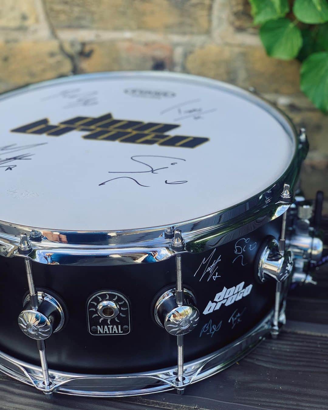 Don Brocoのインスタグラム：「‪Today we’re launching a prize draw in aid of @doctorswithoutborders lifesaving work in Yemen. One of Matt’s @nataldrumsofficial snares signed by the whole gang is up for grabs as well as guestlist+M&G for a DB headline show of your choice & used Broco signature @VaterDrumsticks. Please get involved if u can ❤️ Link in bio @givergy」