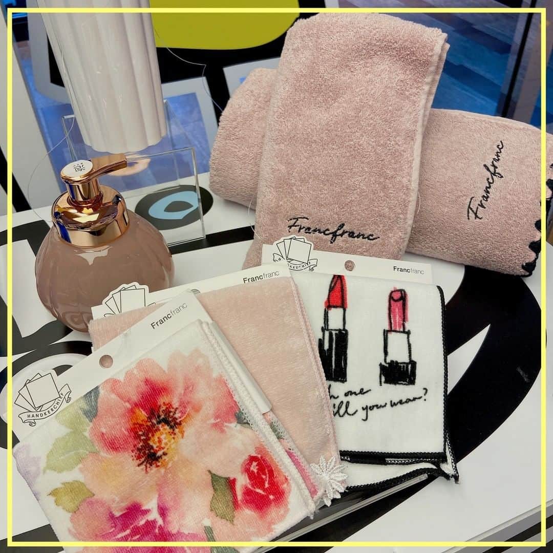 narafamily | ならファミリーさんのインスタグラム写真 - (narafamily | ならファミリーInstagram)「"女性らしいアイテムで衛生管理も気分を上げて" 3F Francfranc  #新しい生活様式はじめるナラ . . ◎モダンシェルメロー 　（バスタオル）3,000円 　（フェイスタオル）1,200円  ふちのシェルメローがアクセント♥ ボリューム感のあるふんわりした肌触りです。 . ◎シャルロット　ディスペンサー 　（ホワイト）1,800円 ◎シャルロット　フォームディスペンサー 　（ピンク）1,800円  シャルロットケーキのような可愛らしいデザイン♥ ピンクは泡用のハンドソープ専用です。  ◎ハンカチタオル 　（1点）440円　（3点セット）990円  デザインのバリエーション豊富で、お手ごろ価格。 おまとめ買いやちょっとしたプレゼントにもおすすめです！ . . ※表示価格はすべて税込価格です。 ※品切れ/在庫切れの場合もございます。予めご了承ください。 　詳しくは各店舗にてお問い合わせください。」7月17日 20時00分 - narafa.jp