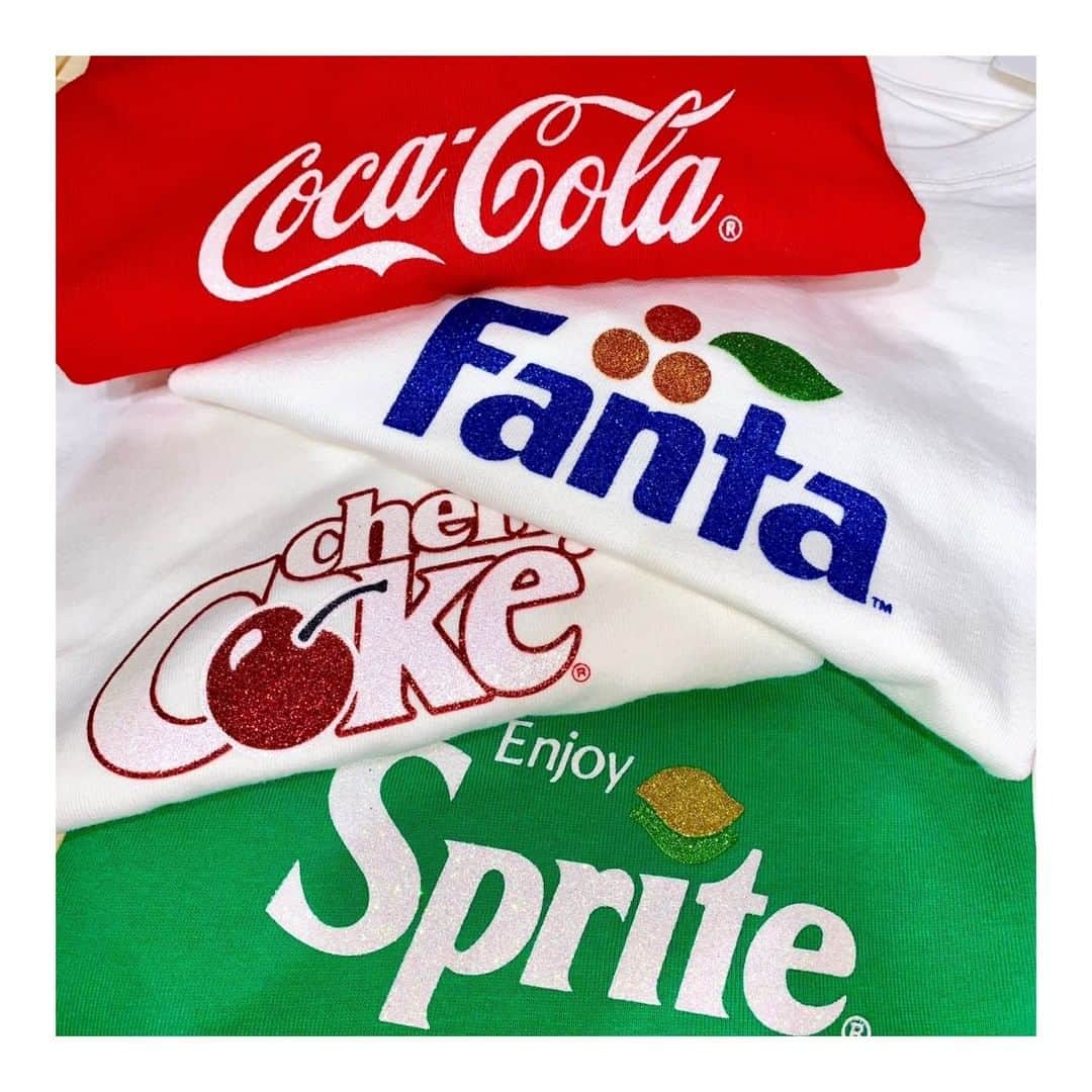 ソラリアプラザ公式さんのインスタグラム写真 - (ソラリアプラザ公式Instagram)「. 本日発売（7/17） コカ・コーラ社を代表するドリンクたち 『Coca-Cola：コカ・コーラ』『Sprite ：スプライト』『Fanta：ファンタ』『Cherry Coke：チェリーコーク』のラインナップ。 . キラキラと輝くグリッター素材でプリントした半袖Tシャツです！ バックネックにはX-girl定番のミルズロゴが入っています。 . S/M/L/XLの4サイズ展開。 XLサイズはメンズにもおすすめです。 . サイズ展開が豊富なので、ジャストサイズで着たい方、オーバーサイズで着たい方、自分の好みに合わせてサイズを選べます。 . お気に入りのドリンクを選べるのも嬉しいポイントです！ . ©2020 Coca-Cola Company. All rights reserved. . 📌SPRITE S/S TEE（Green/White） 📌FANTA S/S TEE（Orange/White） 📌CHERRY COKE S/S TEE（Pink/White） 📌COCA-COLA S/S TEE（Red/White） . 全て SIZE：S〜XL PRICE：5,000yen+Tax . . ■ 4F X-girl ■ . . ぜひソラリアプラザ４F X-girlまでご来店ください☆ すべてのアイテムが店舗通販可能です。 お気軽にお電話にてお問合せください！ . ©2020 Coca-Cola Company. All rights reserved. . . @xgirljp  #xgirl  #xgirl_ootd #xgirljp #tshirt #socks #夏コーデ #fashion #2020ss #お洒落さんと繋がりたい #ootd #solariaplaza #ｿﾗﾘｱﾌﾟﾗｻﾞ #天神 #tenjin #fukuoka」7月17日 20時00分 - solaria_plaza_official