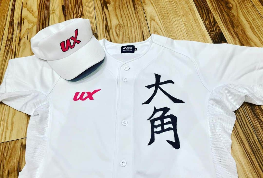 大角怜司のインスタグラム：「. 明日から高校野球県独自の大会が開幕⚾︎ uxでは、8月4日の準決勝と6日の決勝戦を実況生中継でお伝えします！  僕も取材を始め、監督インタビューやスタンドリポートなどを担当する予定です！  球児たちの熱い想いやプレーを届けられるよう、自分も熱い想いを持って全力投球で頑張ります🔥   ちなみに写真は「コレみーて」の撮影のために作った、手作りユニフォームです。笑  また、Twitterで高校球児へ向けた応援メッセージを募集しています。 「#新潟の球児たちへ」のハッシュタグをつけて送ってください！  #高校野球 #新潟#県独自の大会 #特別な夏 #明日開幕 #新潟の球児たちへ #この夏を忘れない #白球に乗せた球児たちの夢 #ux#新潟テレビ21 #新人#⚾︎#アナウンサー」