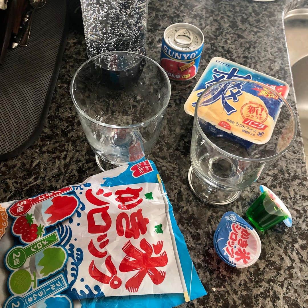 池田有希子のインスタグラム：「かき氷シロップ、炭酸水、アイスクリームがあればお家でもクリームソーダが作れる！ってんでやってみたら、カプチーノみたいに泡が出てアイスクリームもチェリーも隠れてしまいましたがこれはこれで美味しかったです。次はソーダに氷を入れてアイスクリームが沈まないようにしよう。  #もこもこ　#icecreamonsoda」