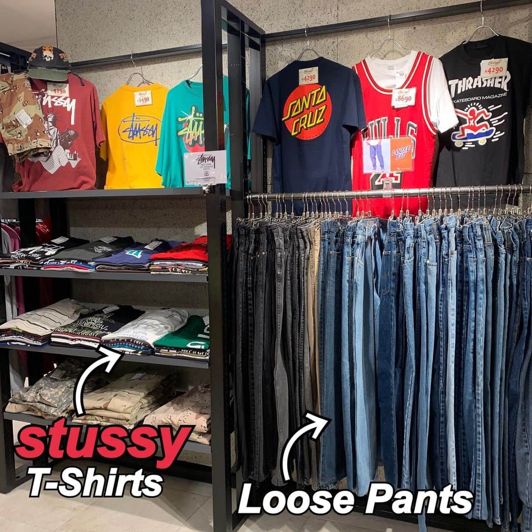 のインスタグラム：「・ #原宿シカゴ原宿店 ・ ・ ・ 🛹Tシャツ&ルーズデニムパンツ🛹 ・ ・ 大人気ブランド『stussy』のTシャツコーナー増設致しました😜 原宿店スタッフのオススメはルーズデニムパンツとのコーディネイトです‼️ ・ ・ 新商品、毎日入荷‼️ ご来店をお待ちしております🗽 ・ 原宿シカゴ原宿店 東京都渋谷区神宮前6-31-15 2F 03-6727-5505 営業時間 12時〜20時(短縮営業中) JR原宿駅表参道口から徒歩3分 東京メトロ明治神宮前駅3番出口から徒歩2分 ・ #stussy#tshirt#denim#pants#street#streetstyle#tシャツ#デニム#パンツ#原宿#原宿シカゴ#古着#古着屋#古着屋さん#古着女子#古着男子#フルジョ#フルダン#原宿#下北沢#吉祥寺#京都 #harajuku#harajukuchicago#usedfashion#usedstyle#usedmix#usedclothing#vintage#outfit」