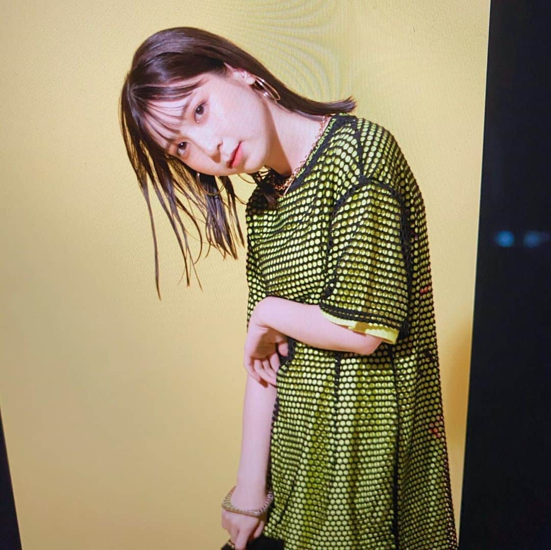 松岡菜摘のインスタグラム：「. . 明日発売の生写真は こんな感じ☺︎ . 黄色ってあまり着ないから 新鮮でした🌻 .」