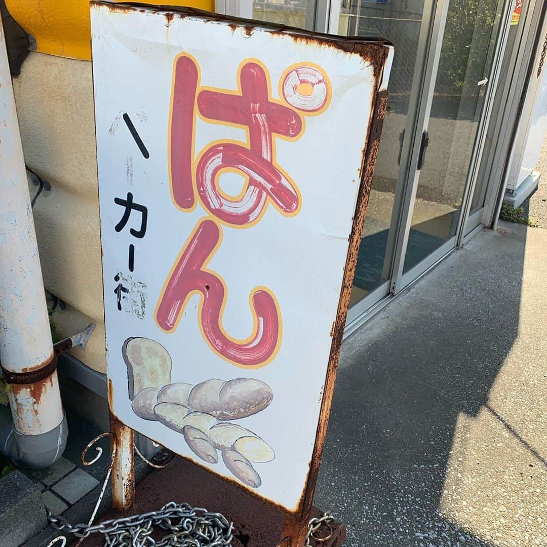 のインスタグラム：「関東圏の皆様、明日、日にち変わっての深夜に、『ひまわりっ〜宮崎レジェンド〜』の後半が放送されます。よろしくお願いします。  7/18(土) 26時35分～27時50分 フジテレビ系列です。  #この看板は知る人ぞ知る#ミカエル堂#劇中にも登場」