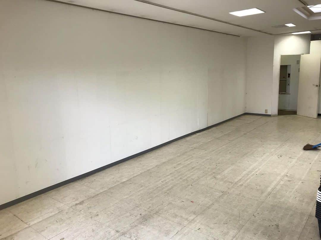 のインスタグラム：「‪【かじ笑店からのお知らせ】‬  ‪明後日の19日、日曜日に、かじ笑店の壁のクロスの張り替えを手伝って頂ける方を募集しています。‬  ‪場所は高松市の商店街です！‬  ‪職人さんが来て下さるのでそのお手伝いとなるのですが、もしいらっしゃいましたらご連絡頂けると嬉しいですm(_ _)m‬  ‪#かじ笑店‬」
