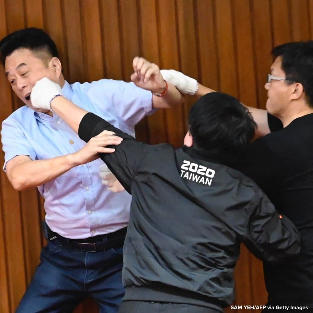 ABC Newsさんのインスタグラム写真 - (ABC NewsInstagram)「Scuffles broke out during voting at the parliament in Taipei as Taiwan's main opposition party protested against the president's nomination of a senior aide for a key government job. #parliament #fight #taiwan」7月17日 20時12分 - abcnews