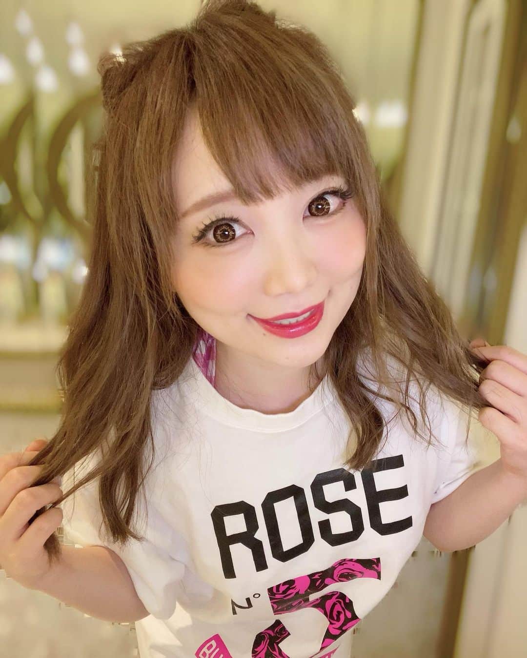 Roseさんのインスタグラム写真 - (RoseInstagram)「. . わかってても気付かないフリしたり. これが身丈にあった幸せだと思い込んだり. . そうやっていつも足し算と引き算を繰り返して生きて. . 少なくても豊かであることを. 心に響くことを探してる. . #showclub #nightspot #burlesque #dancer #showgirl #showdancer #japanesegirl #japanesebeauty #BURLESQUEannexYAVAY #YAVAY  #ヤバイ #バーレスクヤバイ #バーレスク  #ダンサー #モデル #アイドル #グラビア  #エロかわ #清楚ギャル #むちむち  #オリジナルtシャツ #ローズtシャツ  #ミディアムヘア #ヘアメイク」7月17日 20時13分 - rose_ro_tan
