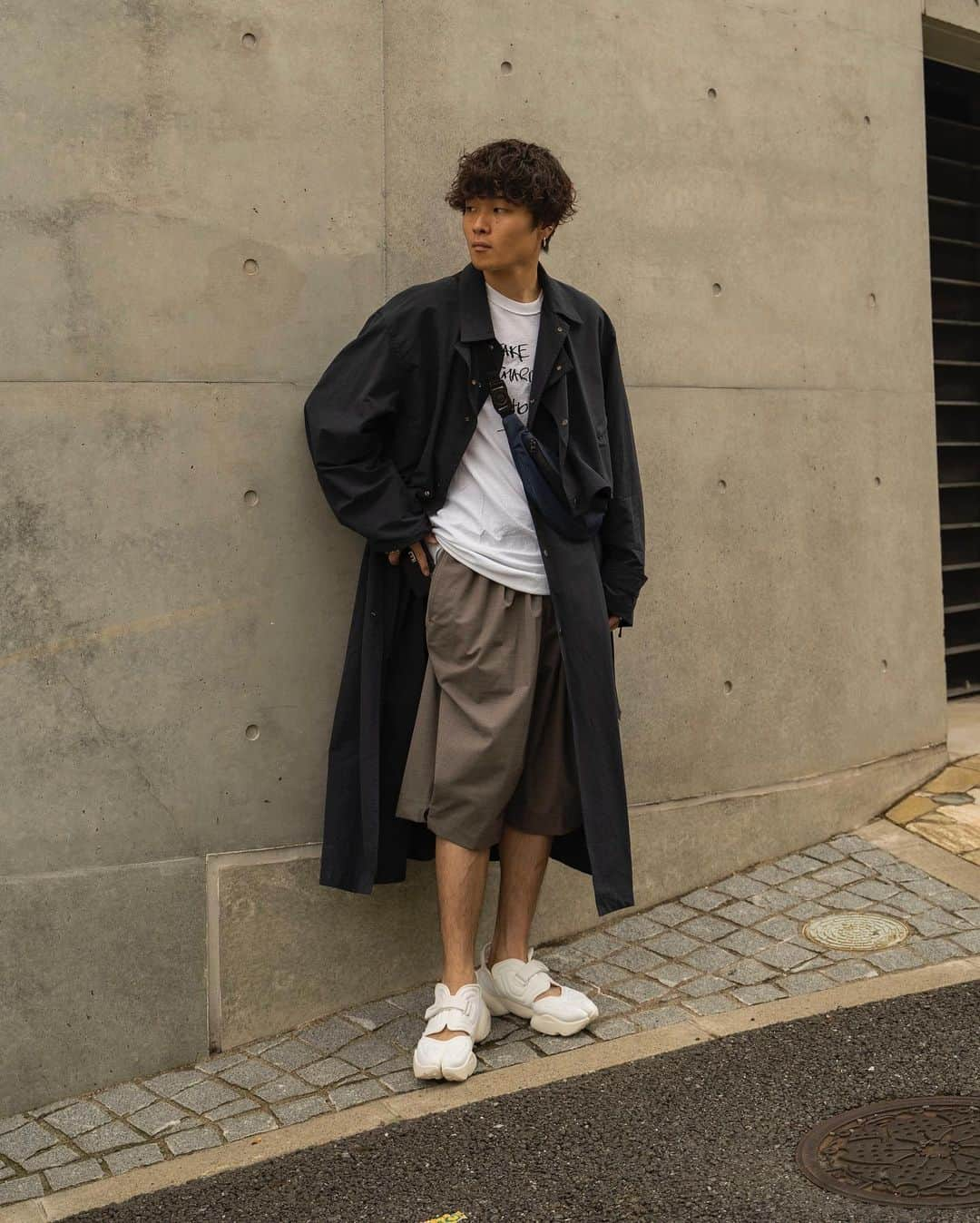 Ryoさんのインスタグラム写真 - (RyoInstagram)「ㅤㅤㅤㅤㅤㅤㅤㅤㅤㅤㅤㅤ @yoke_tokyo  DETACHABLE DUSTER COAT ㅤㅤㅤㅤㅤㅤㅤㅤㅤㅤㅤㅤㅤ ショートブルゾンとロングジレになるレイヤードコートです。春に着る機会がなかなか無かったのでこの梅雨時期に引っ張り出してきました！ ナイロン混のコットン素材ですごく軽いので肌寒い今時期にも良さそうです！ 袖のスピンドルを引っ張ることでギャザーの様なデザインになり、袖丈を調整できます。初秋にも活躍してくれそうです😋 ㅤㅤㅤㅤㅤㅤㅤㅤㅤㅤㅤㅤㅤ 秋冬の @yoke_tokyo も今から楽しみです！ ㅤㅤㅤㅤㅤㅤㅤㅤㅤㅤㅤㅤㅤ coat:#yoketokyo tee:#isnotavailable  pants:#rams shoes:#nike bag:#universalproducts × #スタイリスト私物」7月17日 20時18分 - ryo__takashima